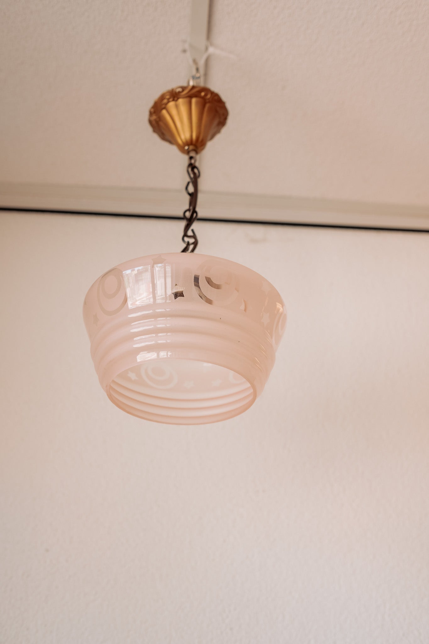 Light pink glass hanging lamp