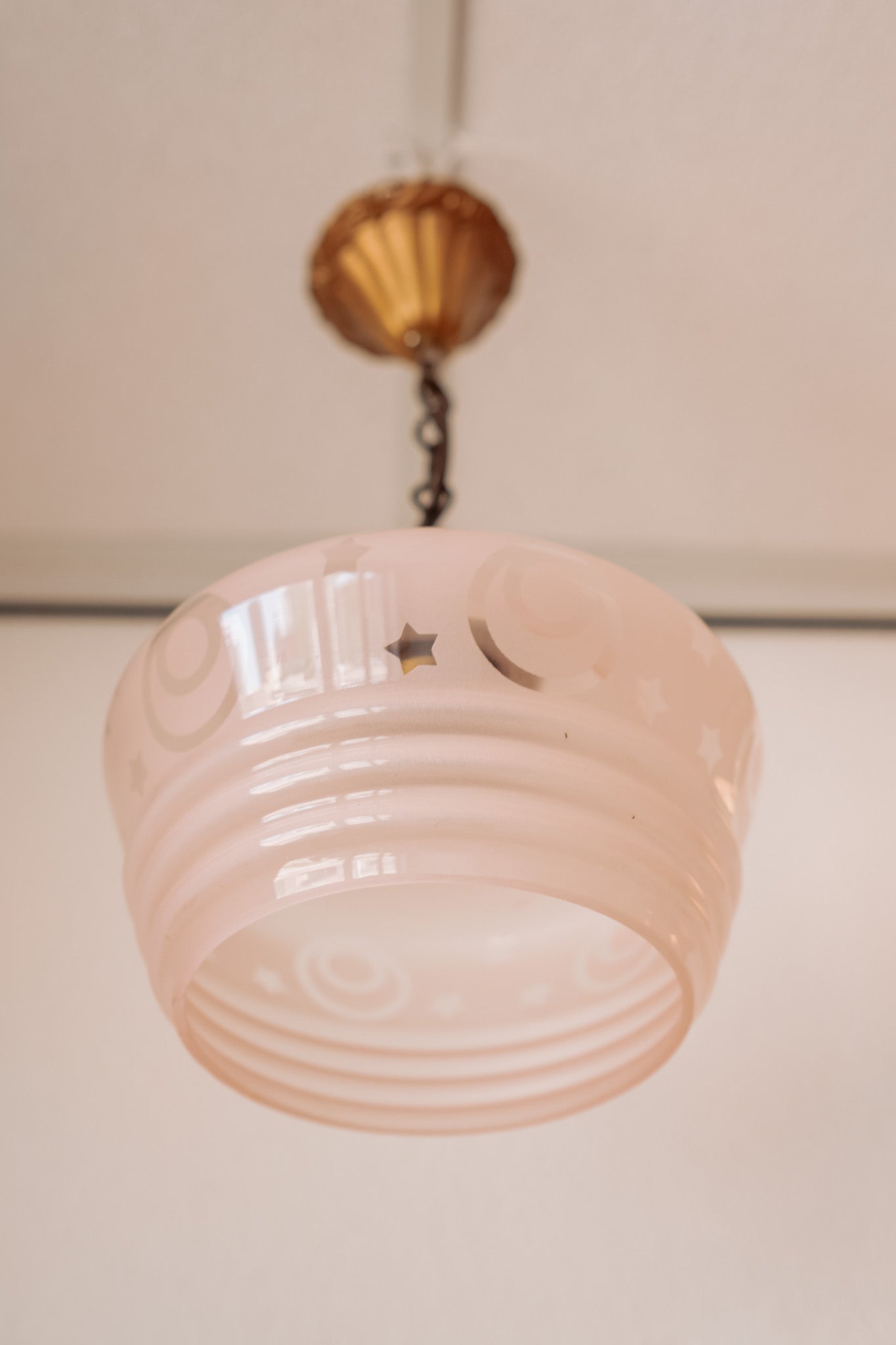 Light pink glass hanging lamp