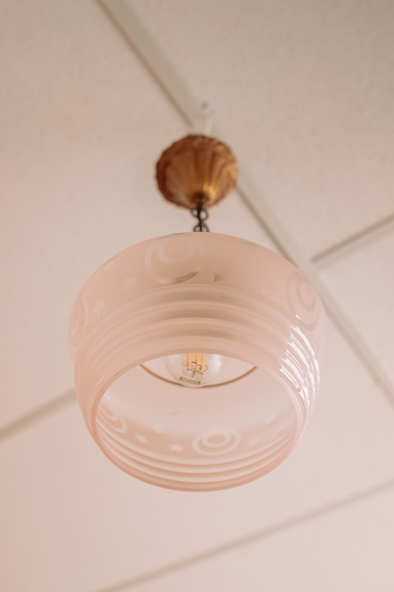 Light pink glass hanging lamp