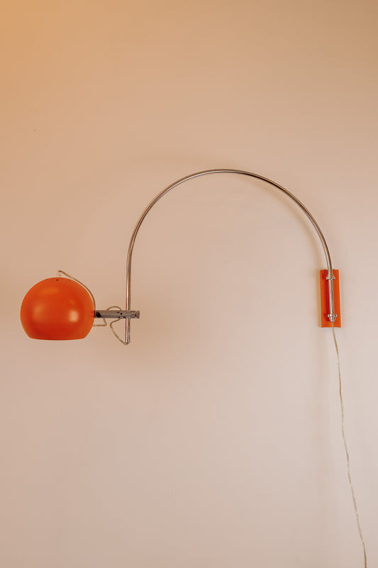 Oranje chromen booglamp wandlamp
