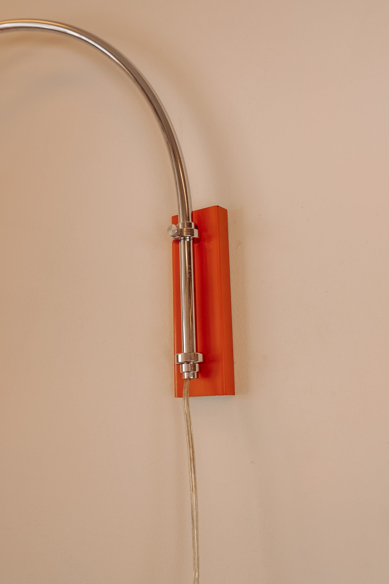 Oranje chromen booglamp wandlamp