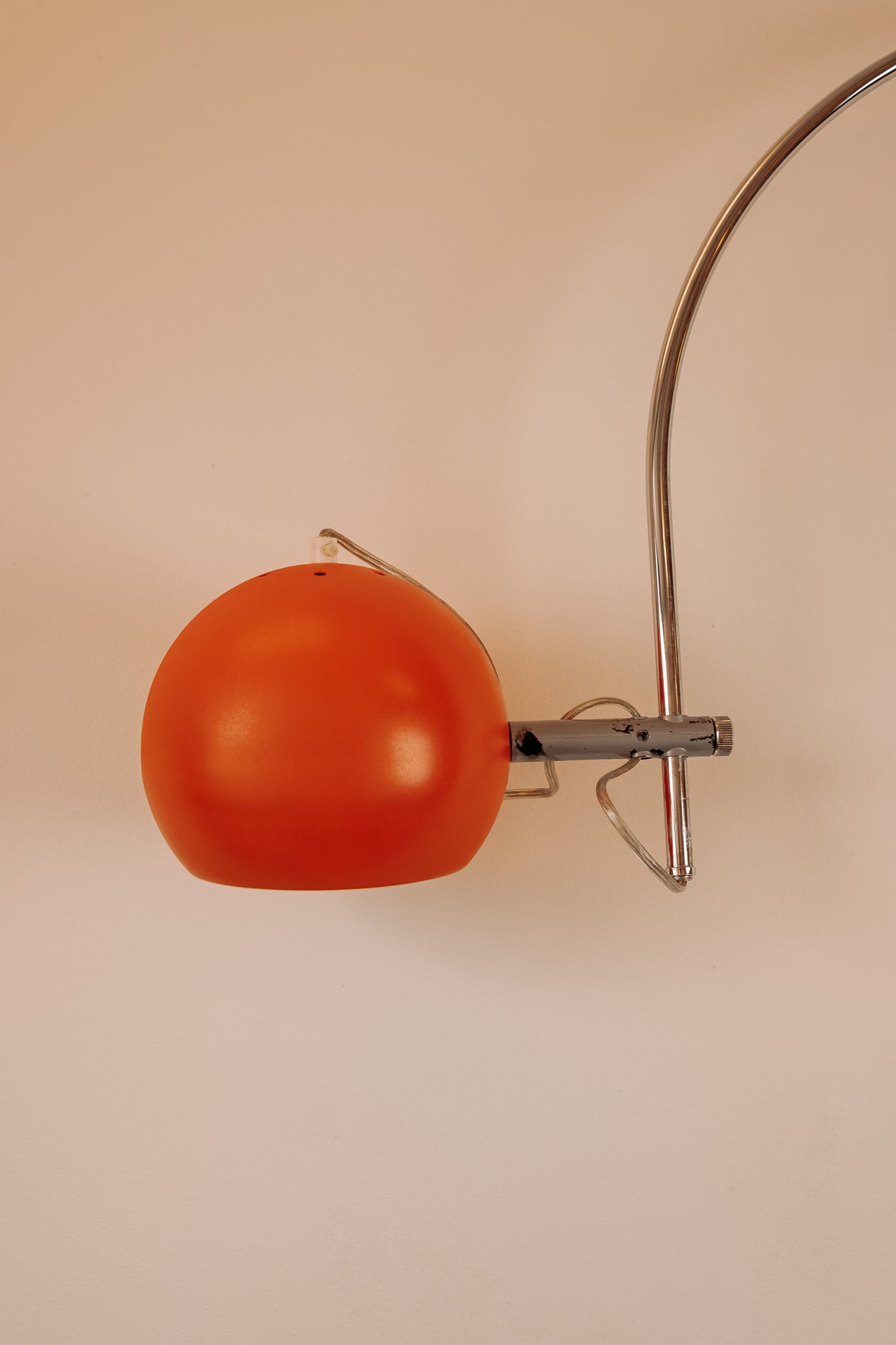 Oranje chromen booglamp wandlamp