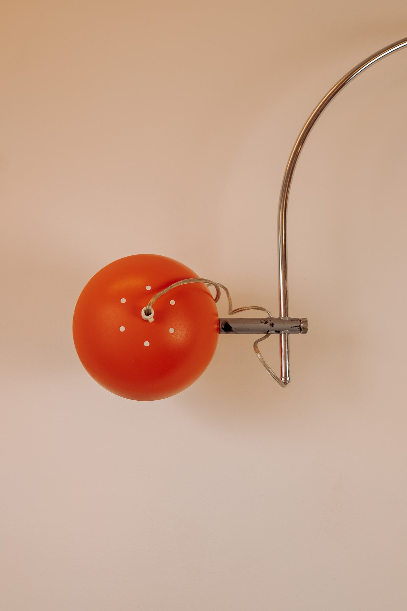 Oranje chromen booglamp wandlamp