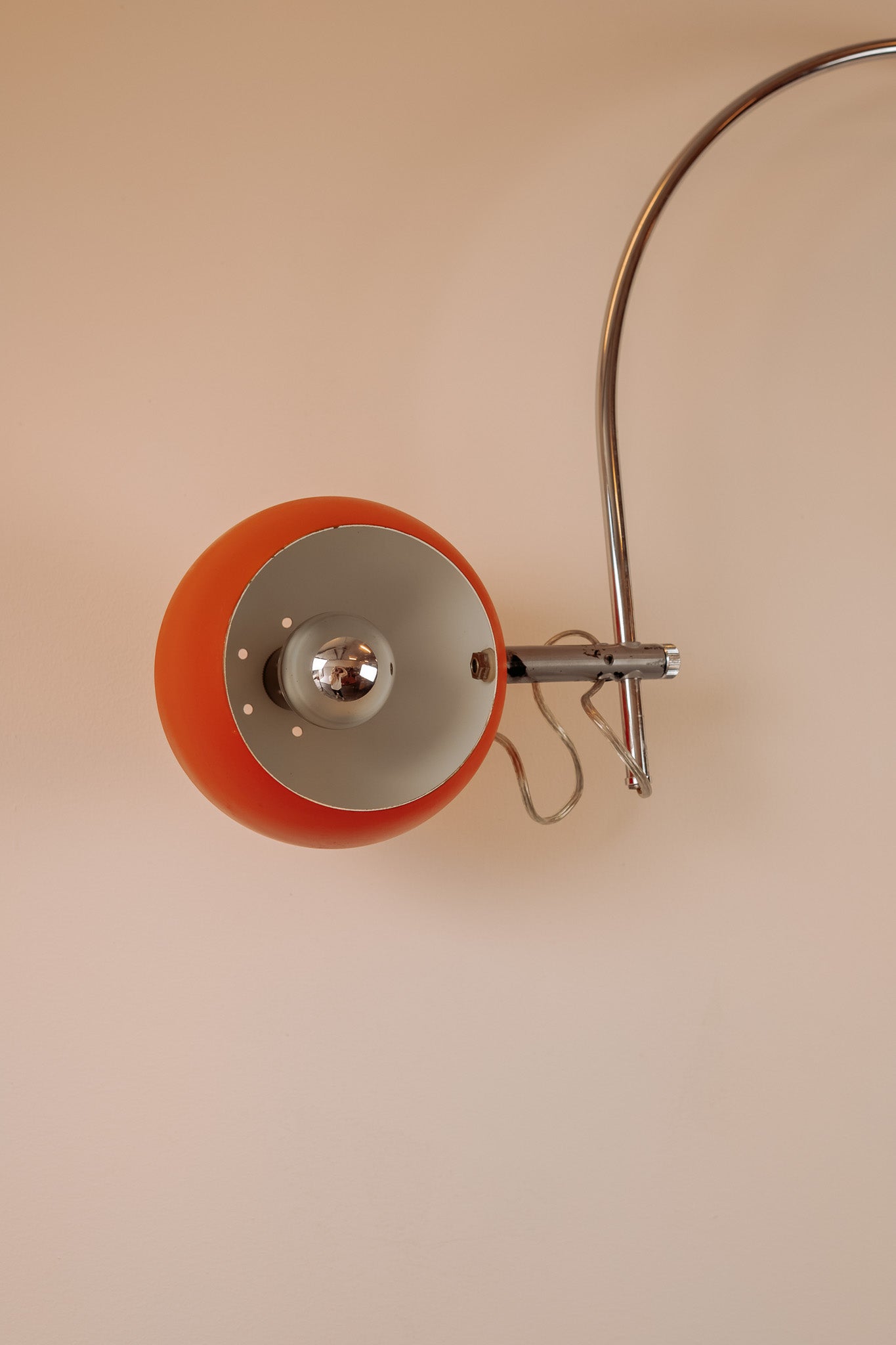 Oranje chromen booglamp wandlamp