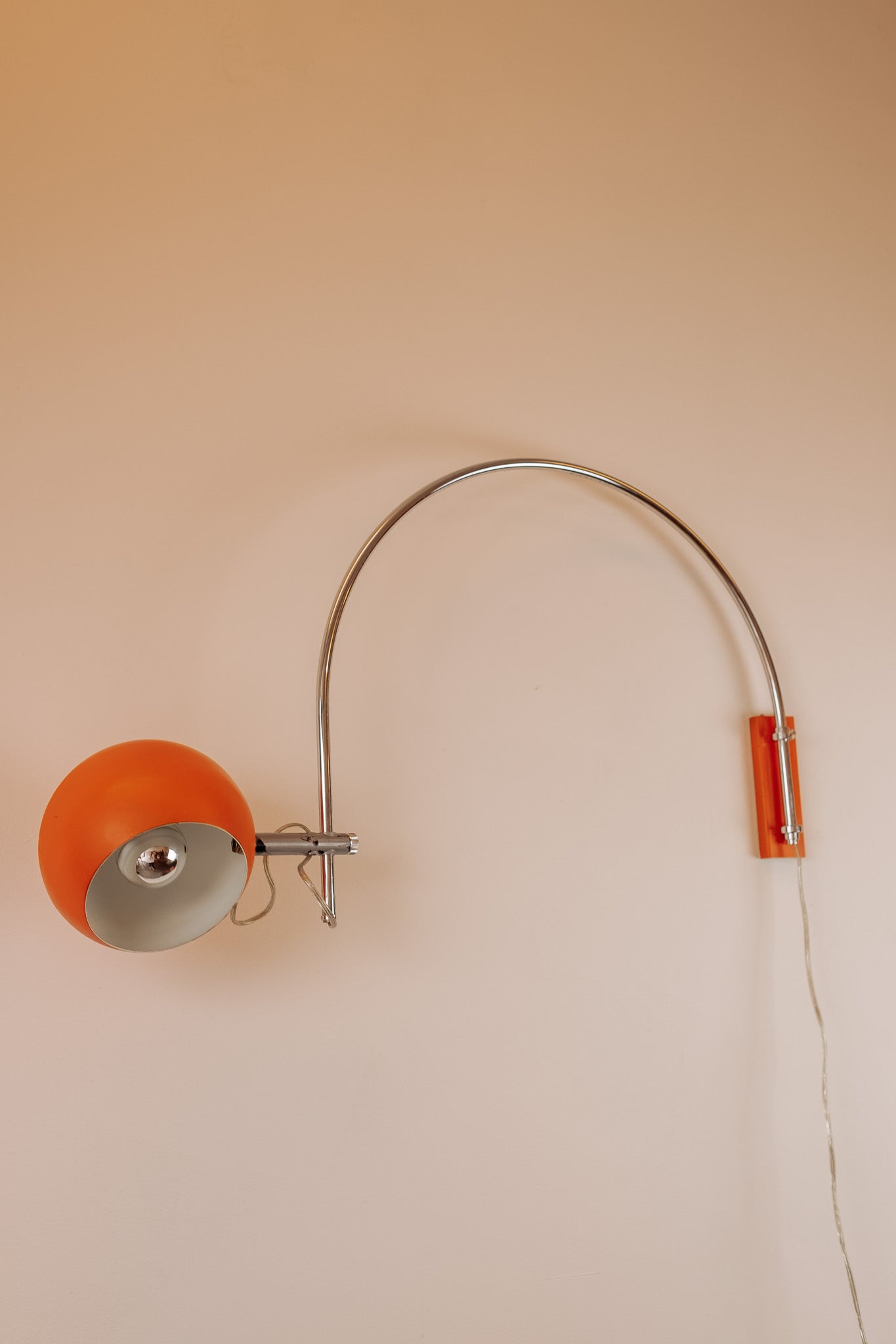 Oranje chromen booglamp wandlamp