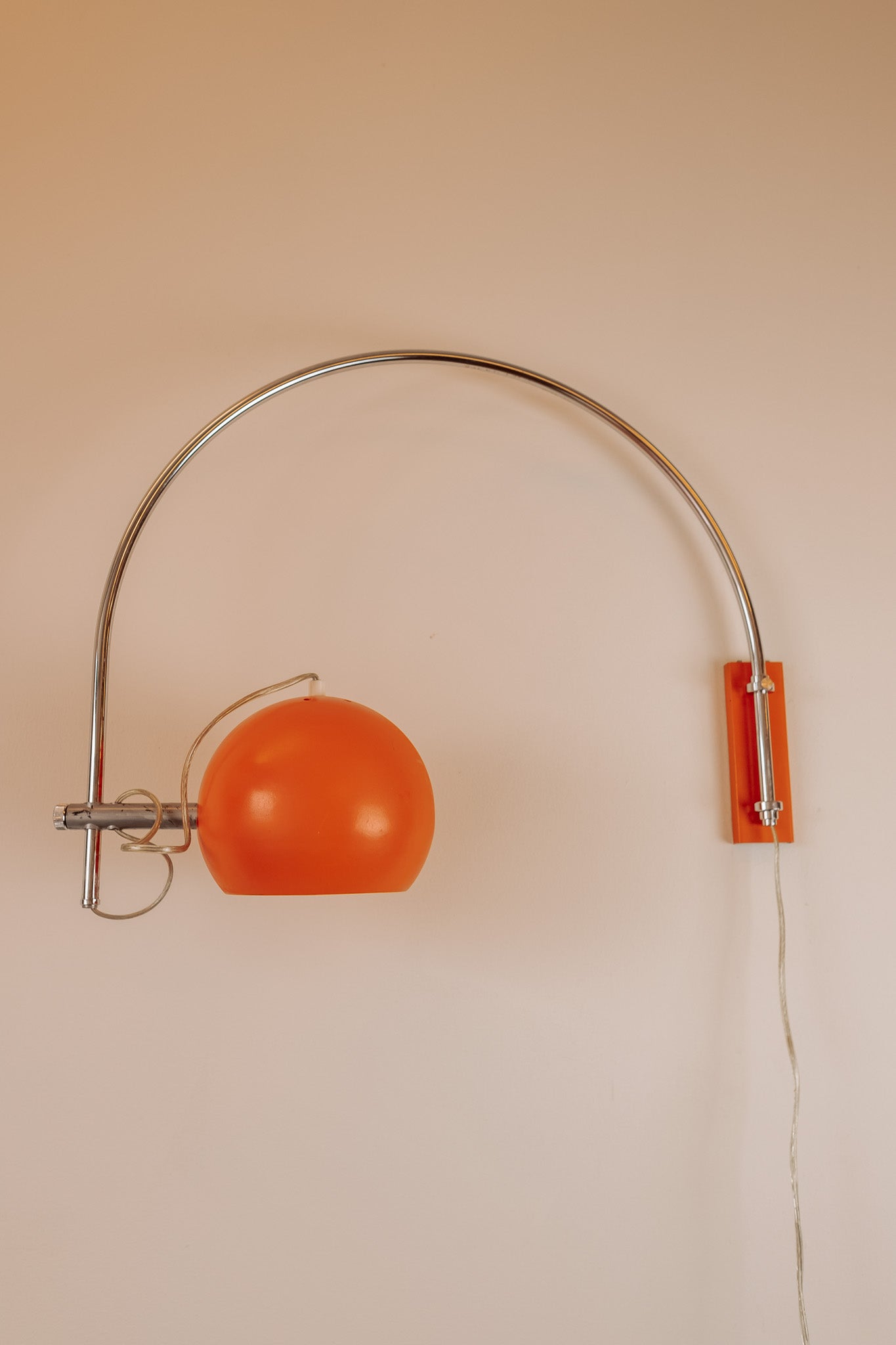 Oranje chromen booglamp wandlamp