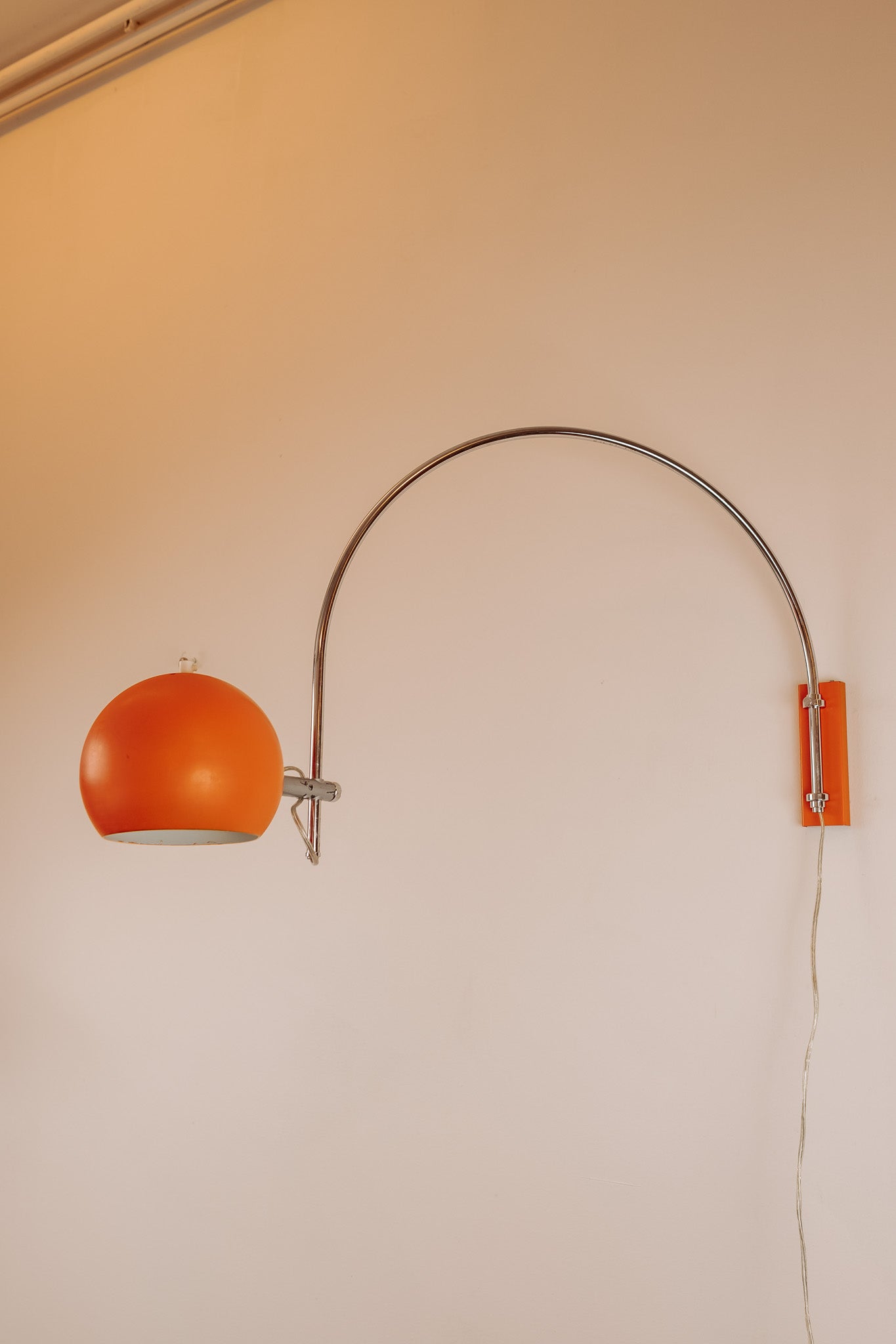 Oranje chromen booglamp wandlamp
