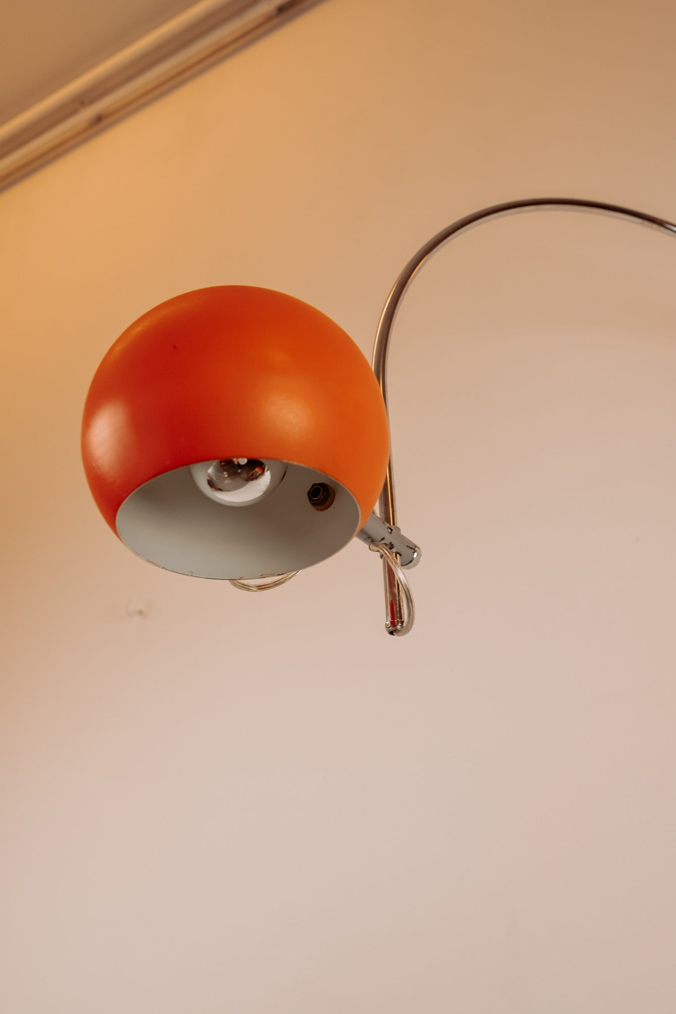 Oranje chromen booglamp wandlamp