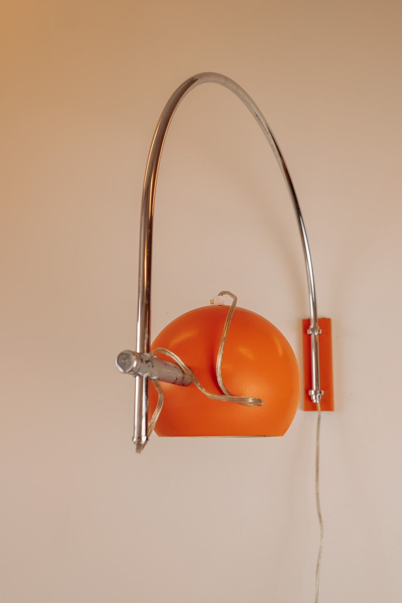 Oranje chromen booglamp wandlamp