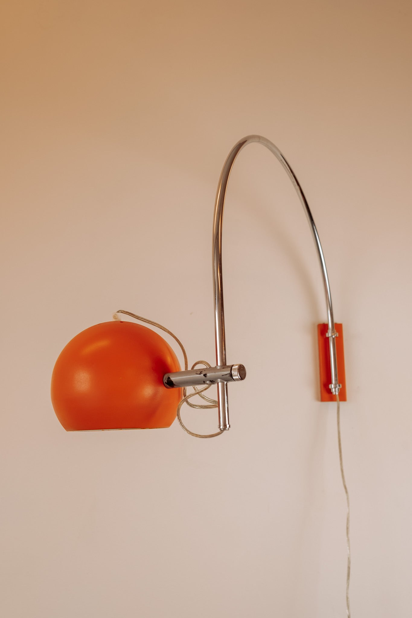 Oranje chromen booglamp wandlamp