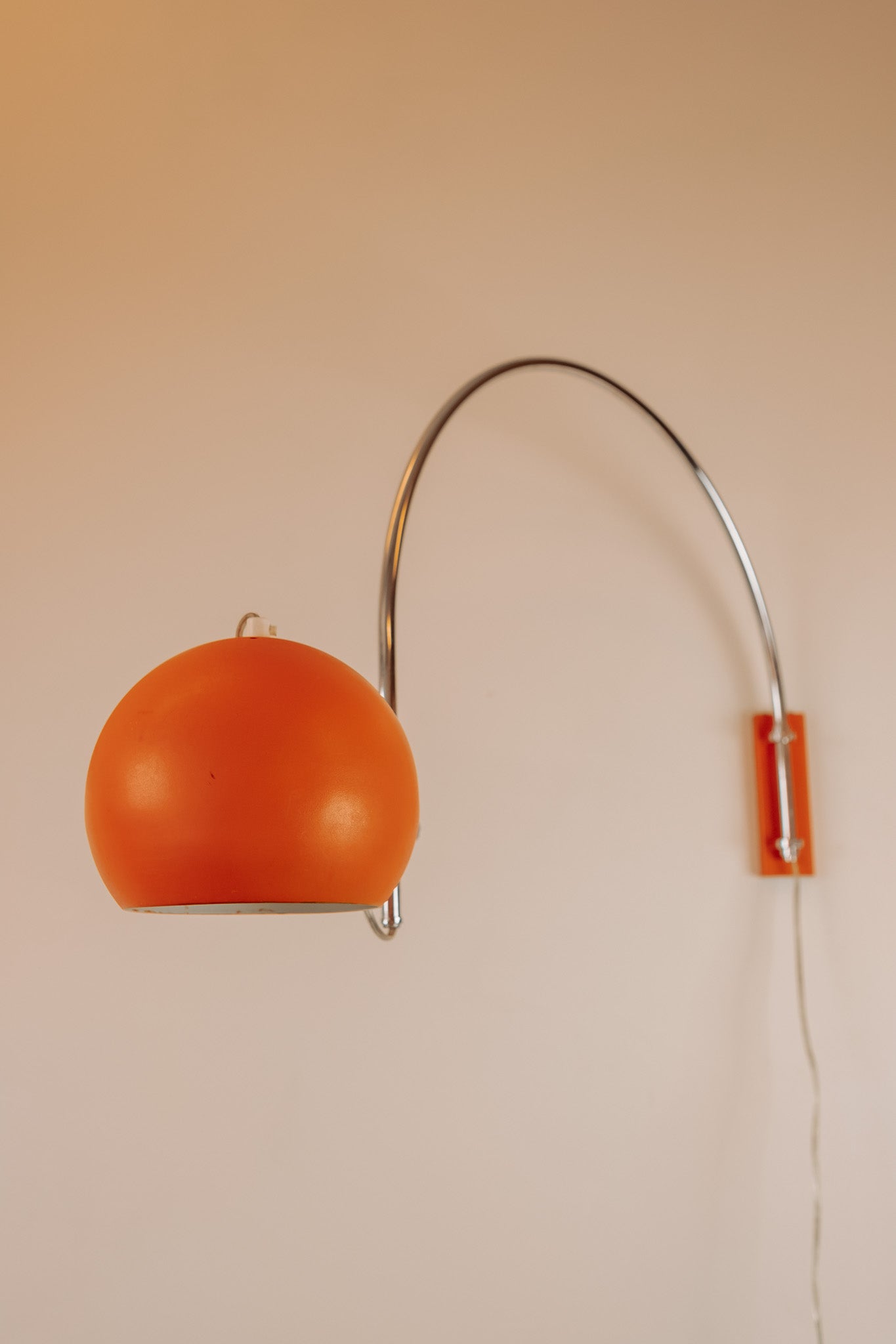Oranje chromen booglamp wandlamp