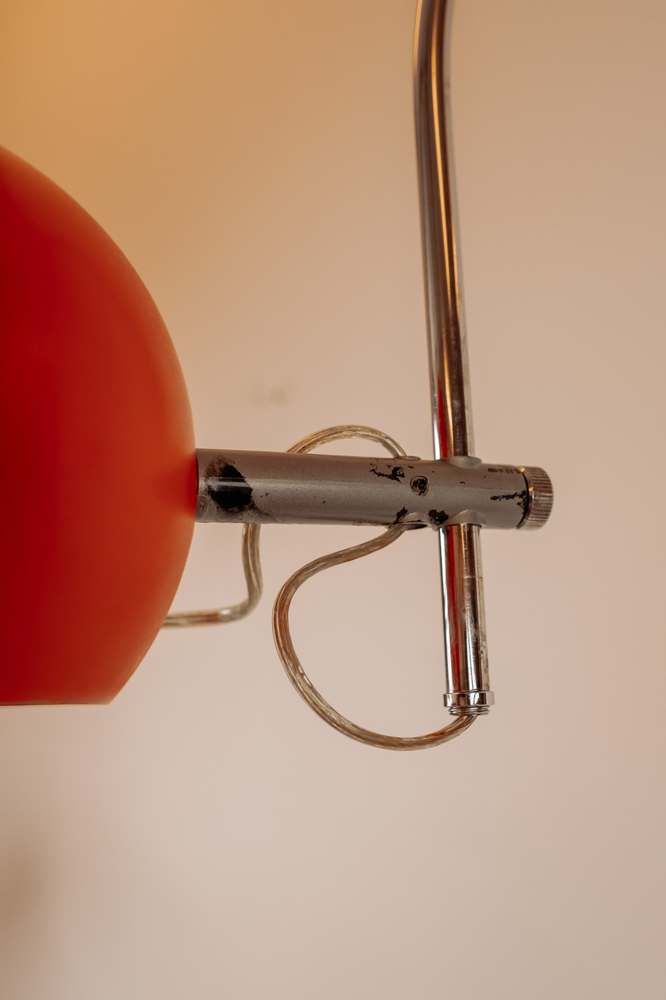 Oranje chromen booglamp wandlamp
