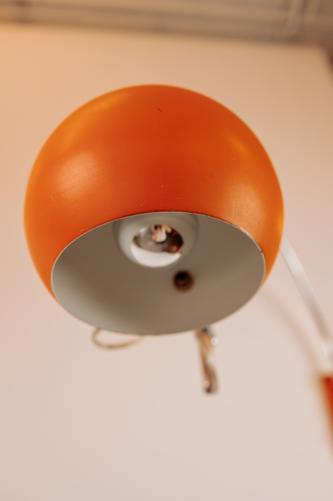 Oranje chromen booglamp wandlamp
