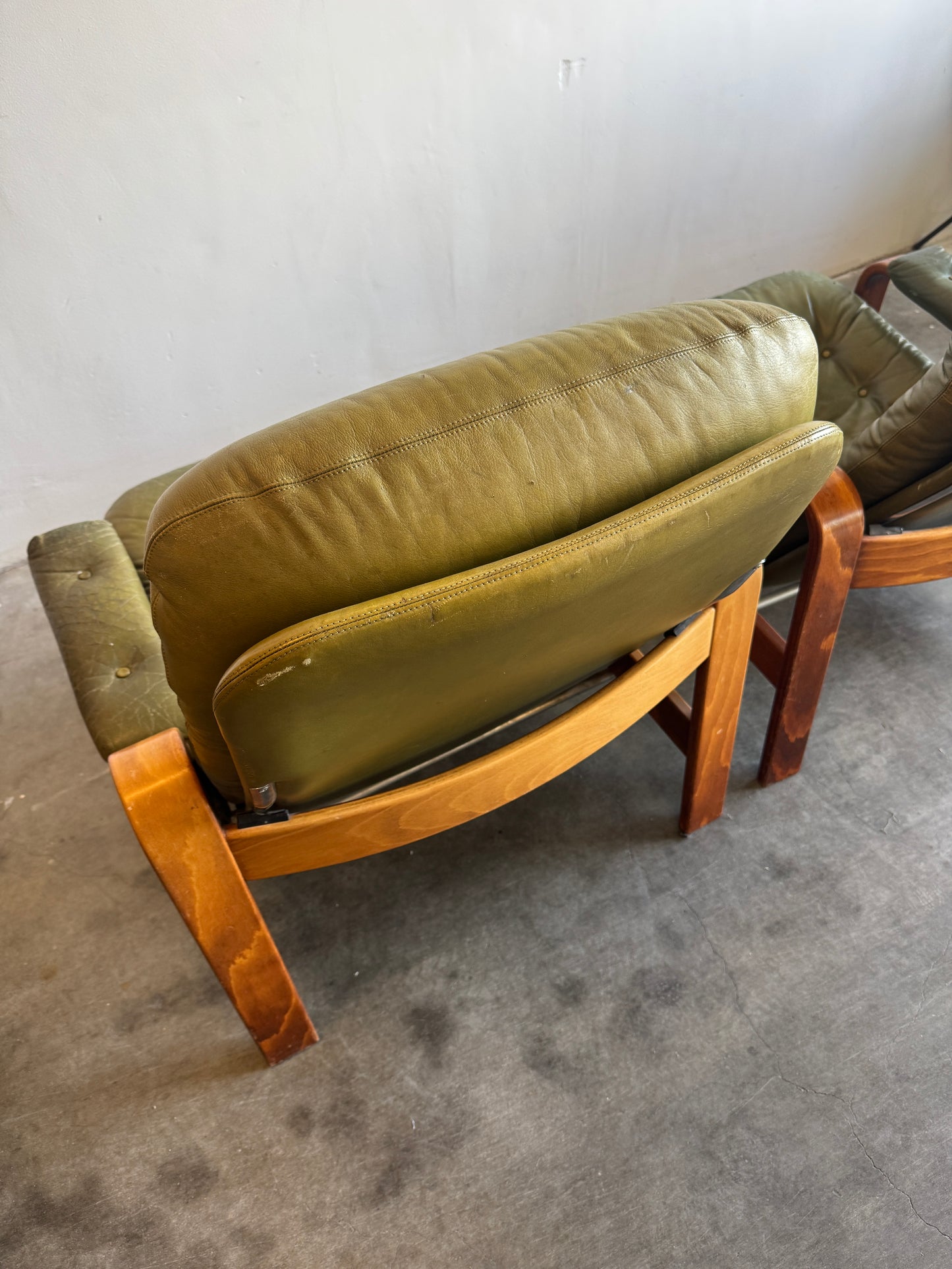 Set van 2 olijfgroene loungestoelen – Göte Möbler, Zweden, jaren 70