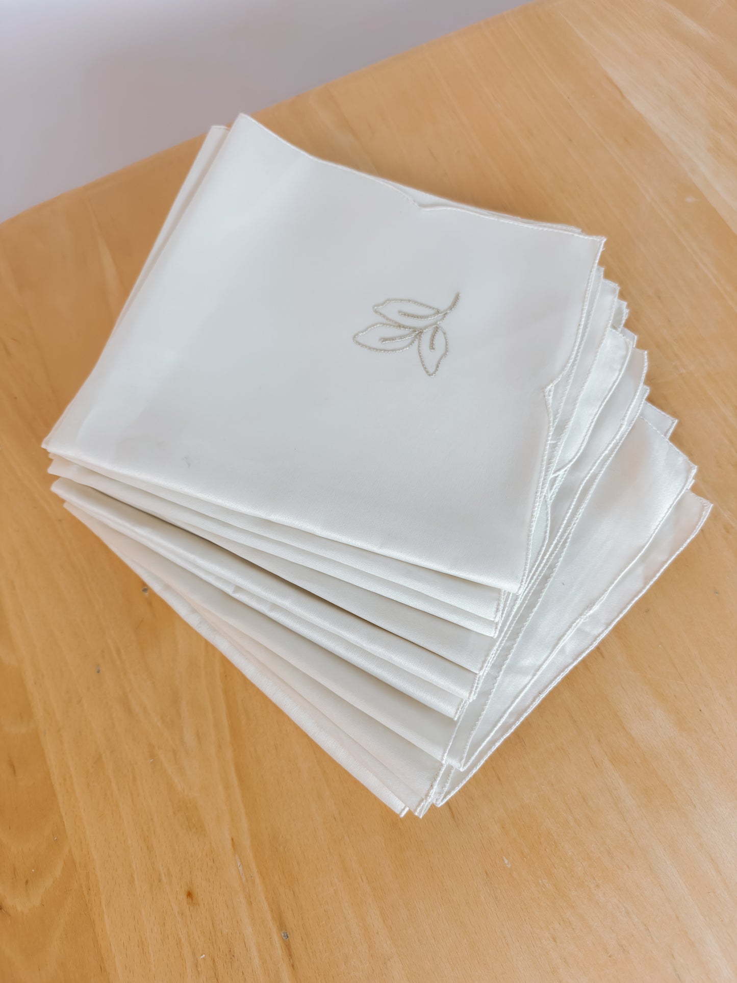 Set van 11 vintage witte satijnen servetten