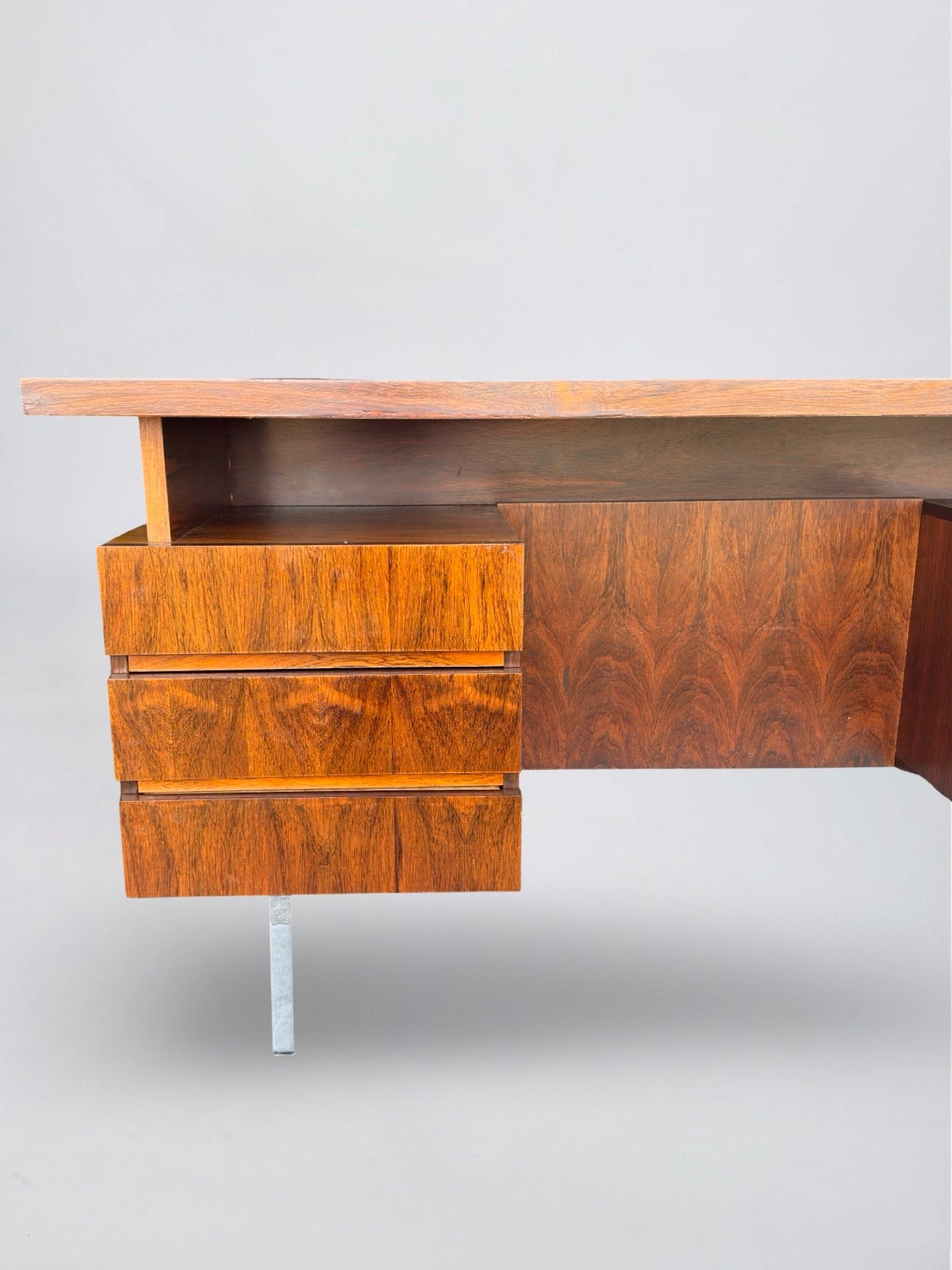 Vrijstaand vintage palissander bureau, jaren 60