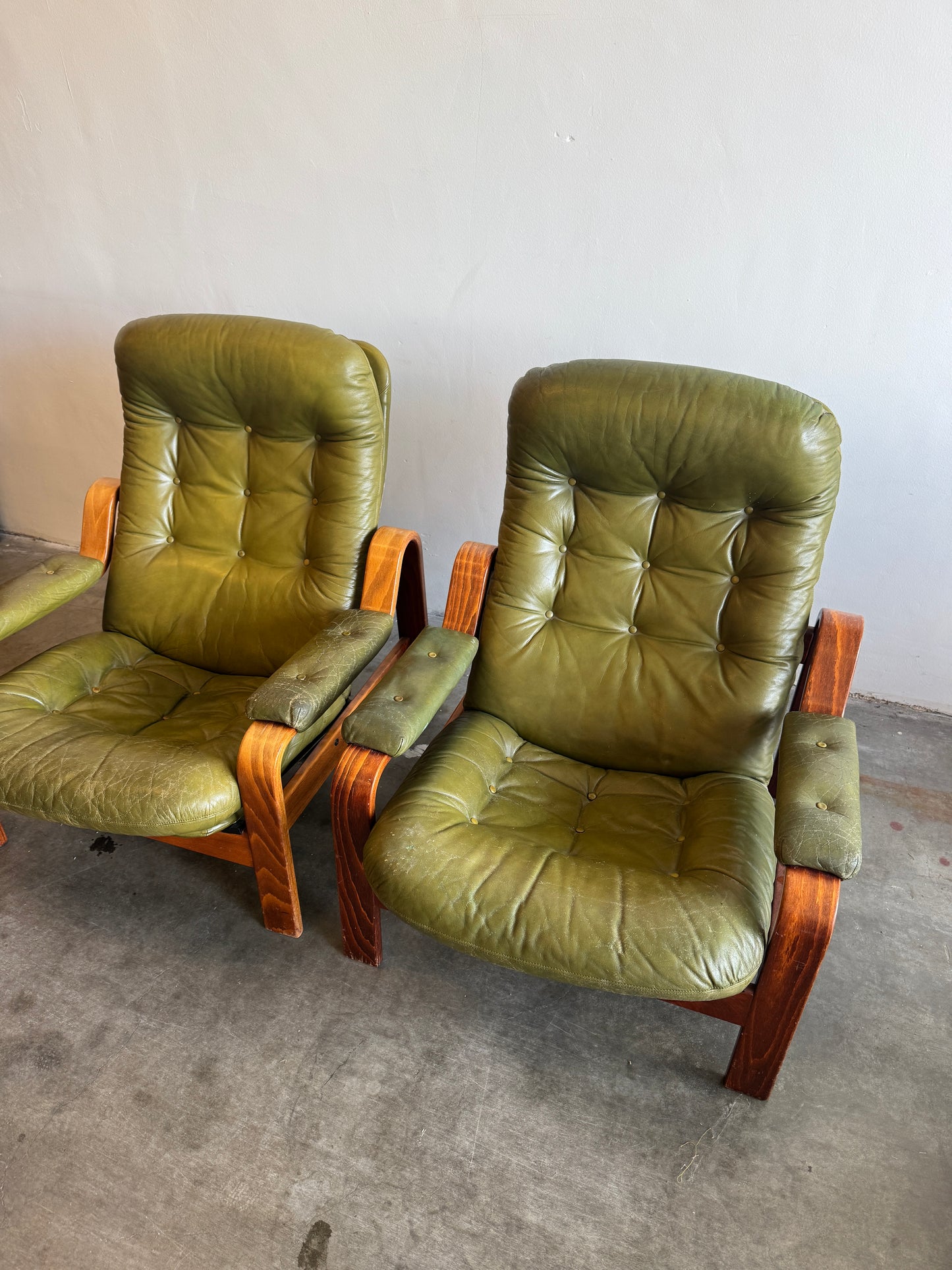 Set van 2 olijfgroene loungestoelen – Göte Möbler, Zweden, jaren 70