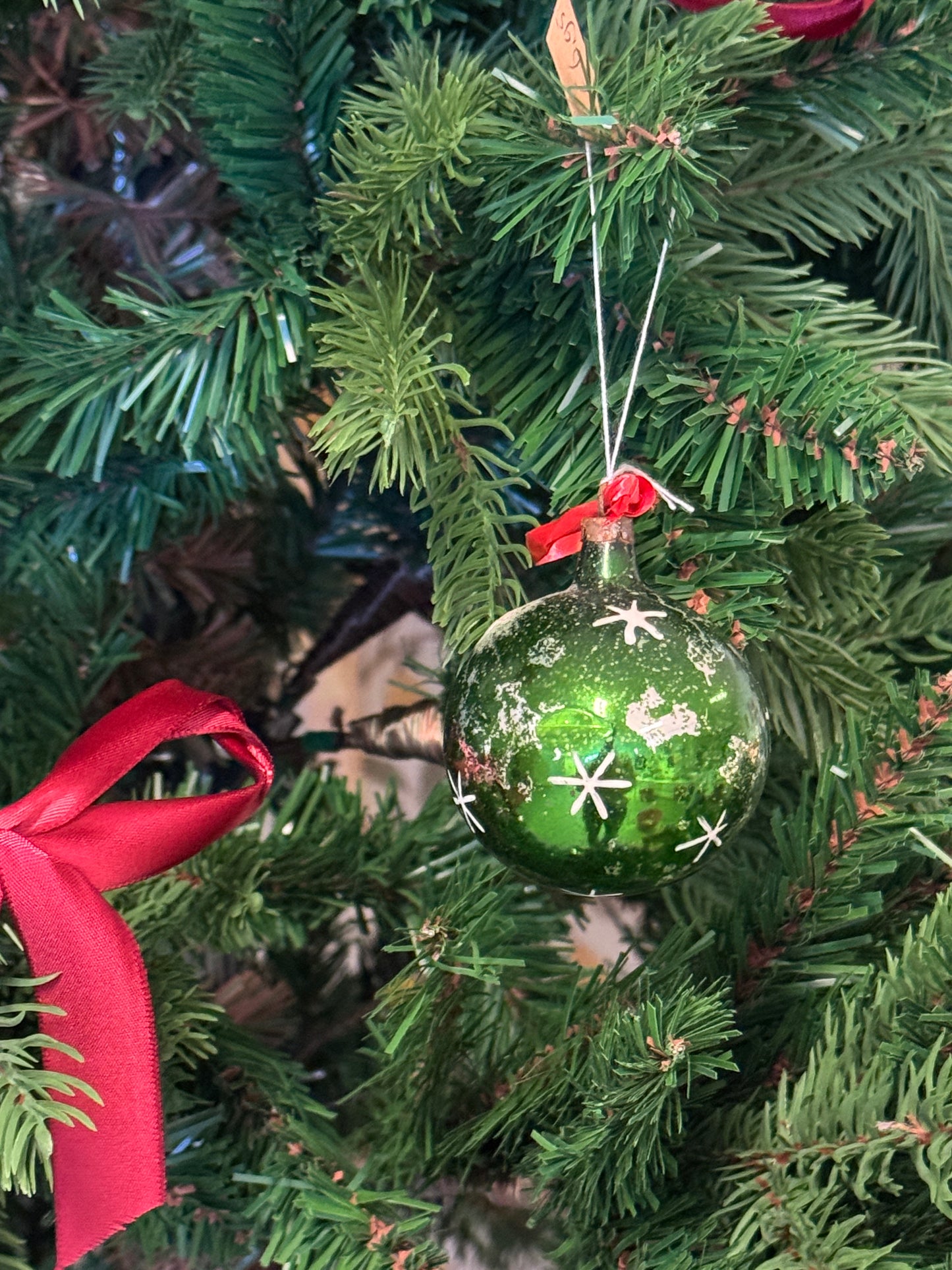 Vintage groene glazen kerstbal