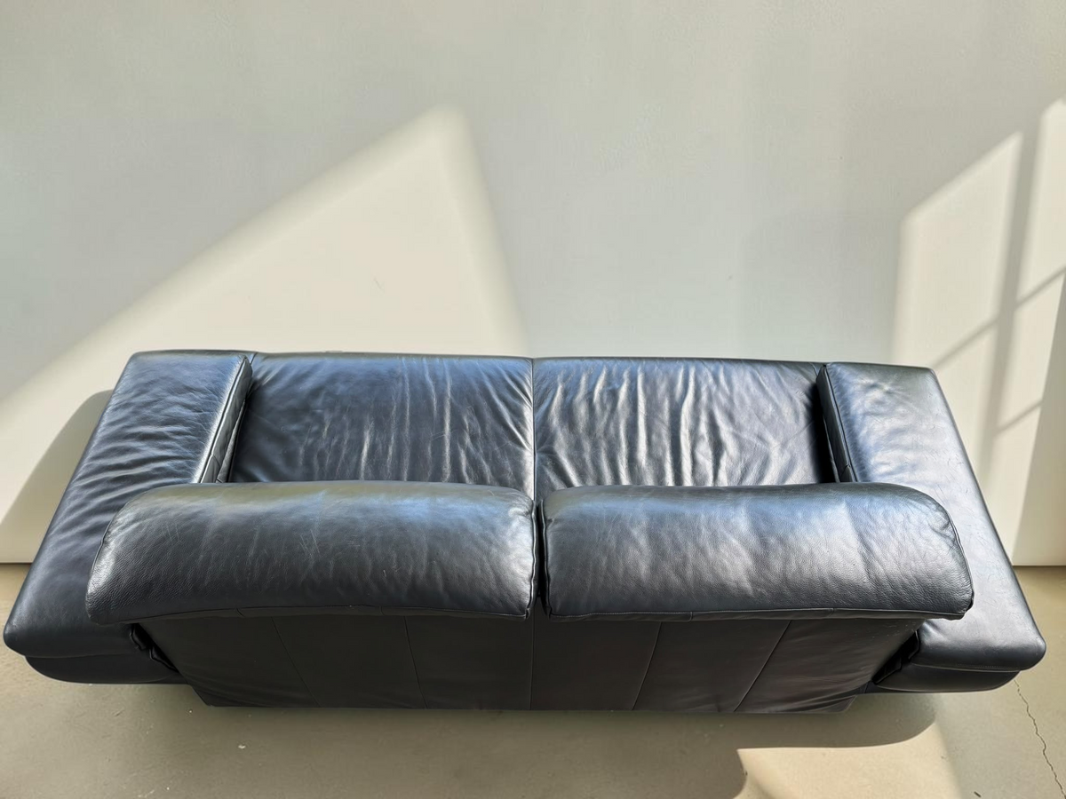 tessvintage Rolf Benz 6500 3-zitsbank in zwart leer met brede armleuningen en een klassiek jaren 80 design