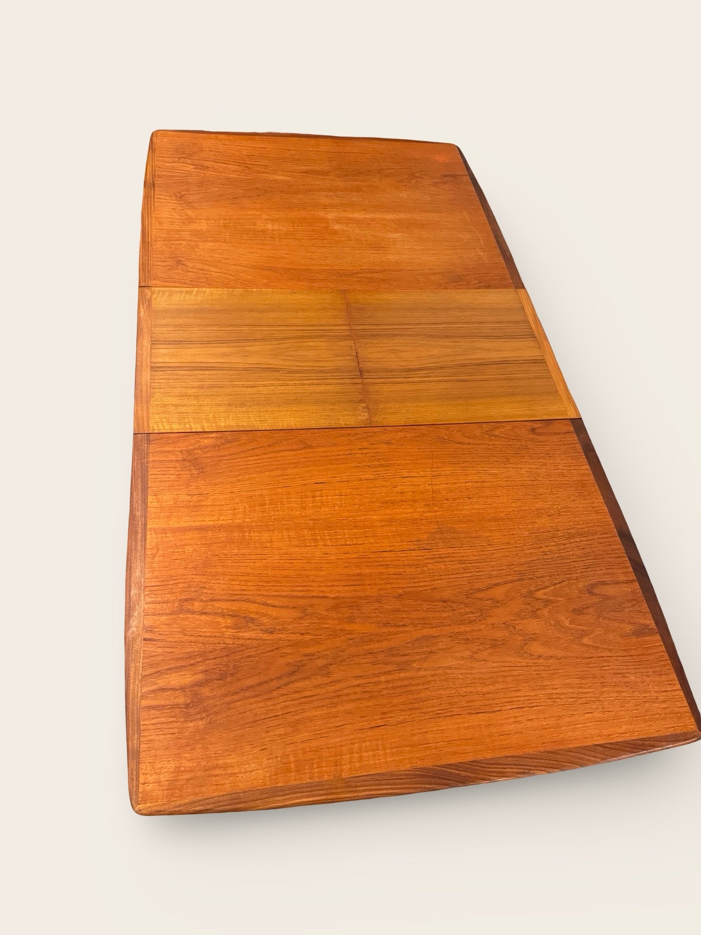 Uitschuifbare eettafel van Louis van Teeffelen voor Wébé