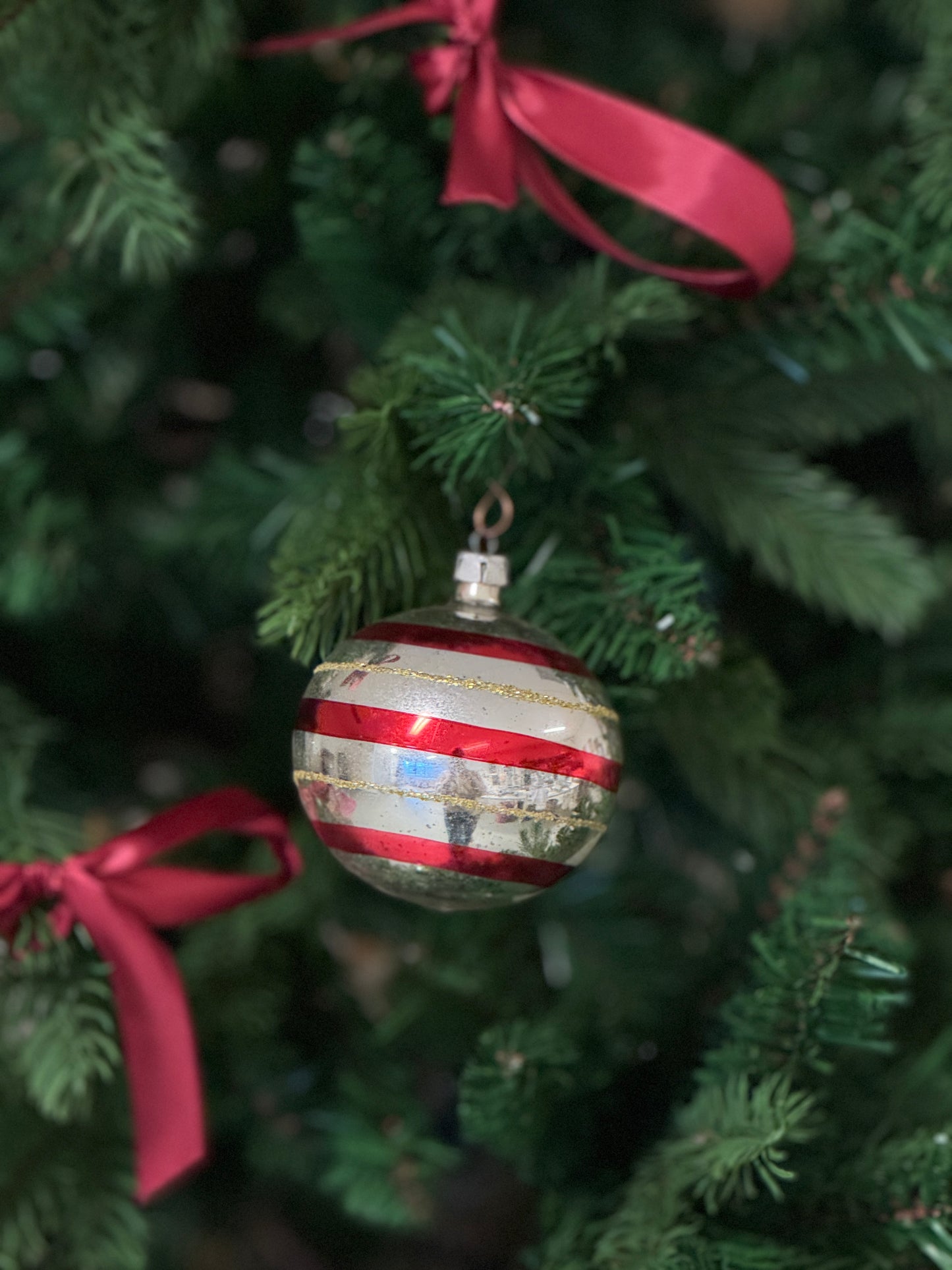 Vintage rood/zilveren glazen kerstbal met gesuikerde details