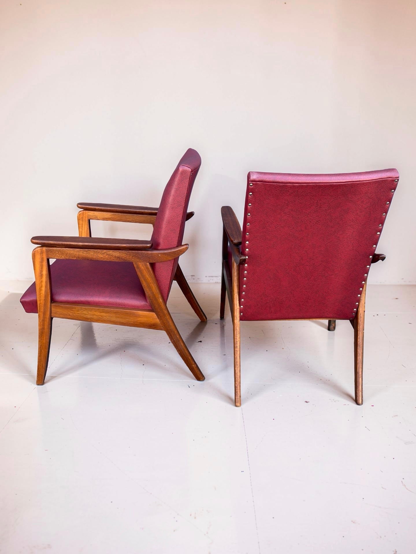 Set vintage design fauteuils – rood skai & teakhout (jaren ’60)
