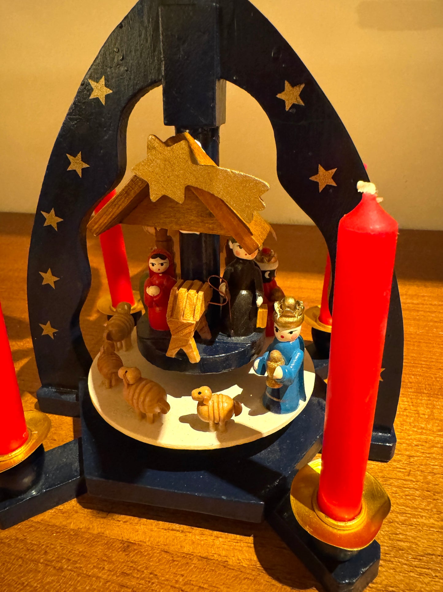 Kleine donkerblauwe Weihnachtspiramide met kerststalletje