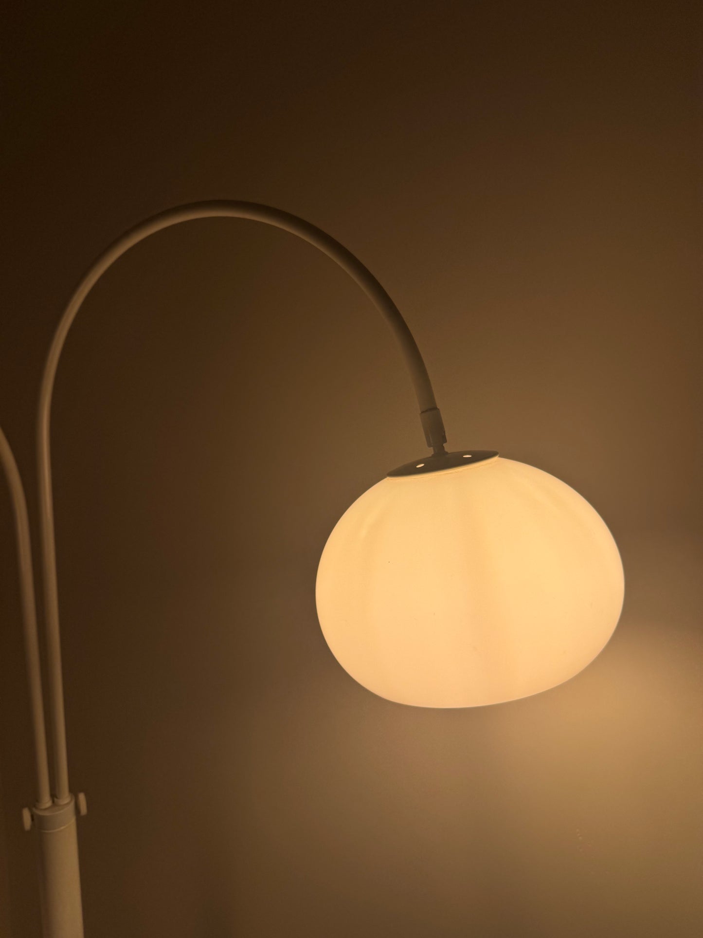 Witte Dijkstra vloerlamp met dubbele boog