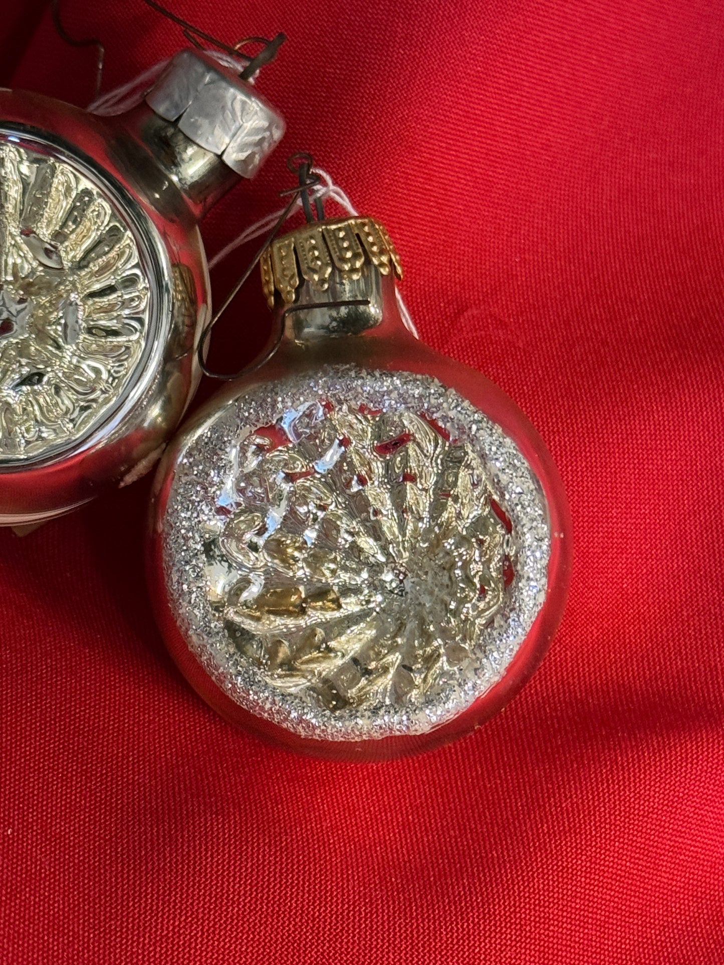 Set van 2 vintage mondgeblazen deuk kerstballen