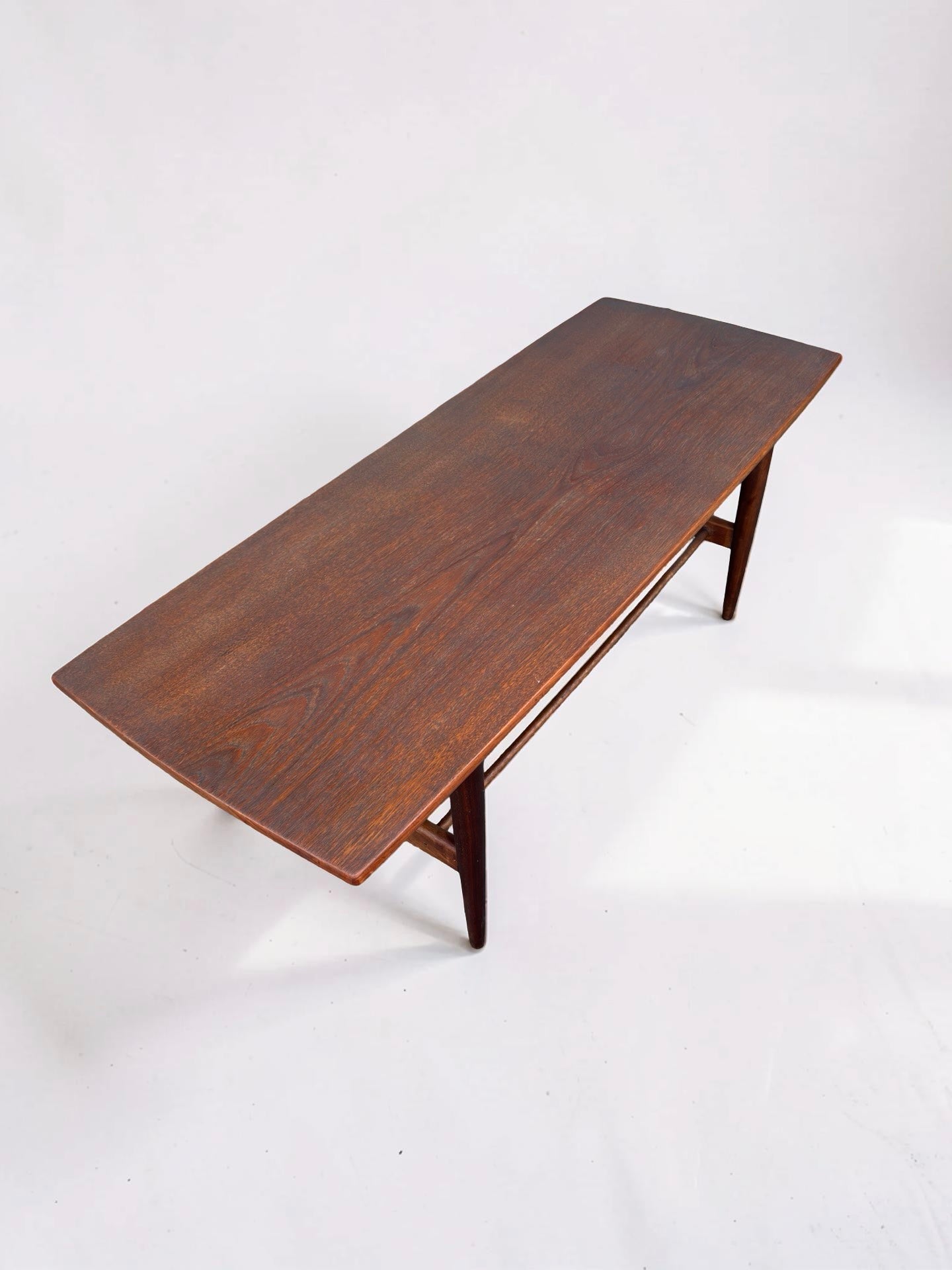 Vintage salontafel met lectuurrek, jaren 60