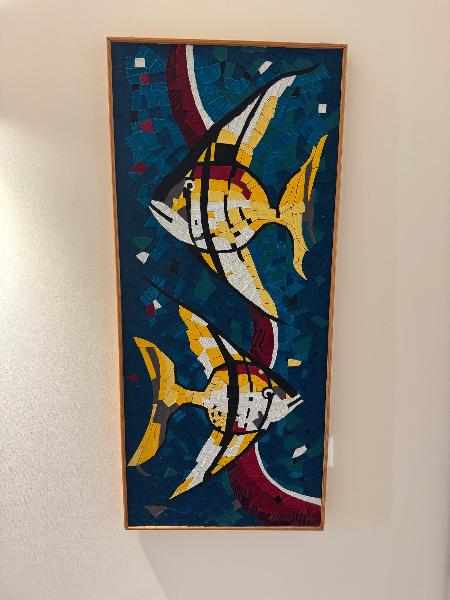 Textielkunstwerk vissen met houten lijst (106x47cm)