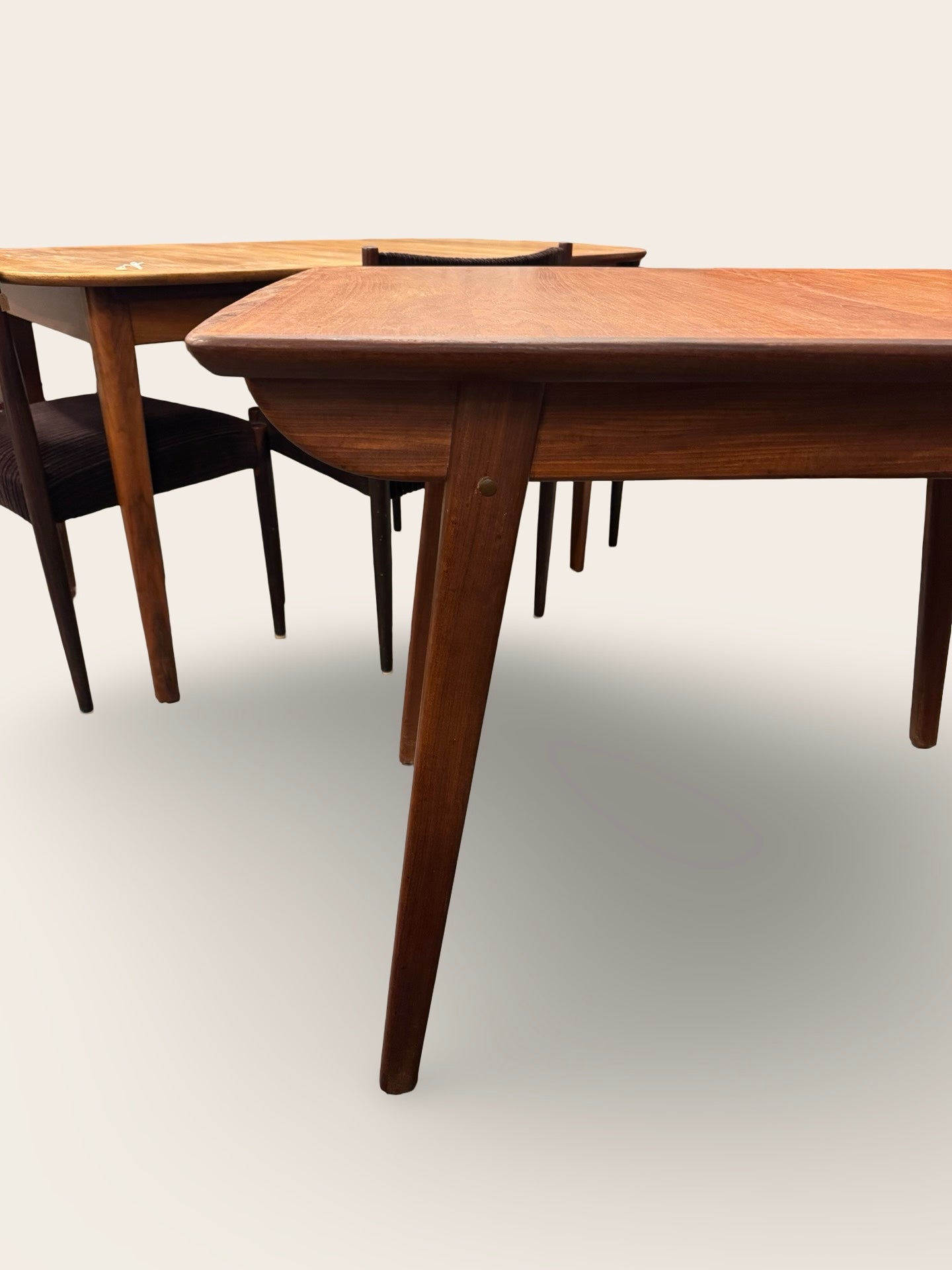 Uitschuifbare eettafel van Louis van Teeffelen voor Wébé