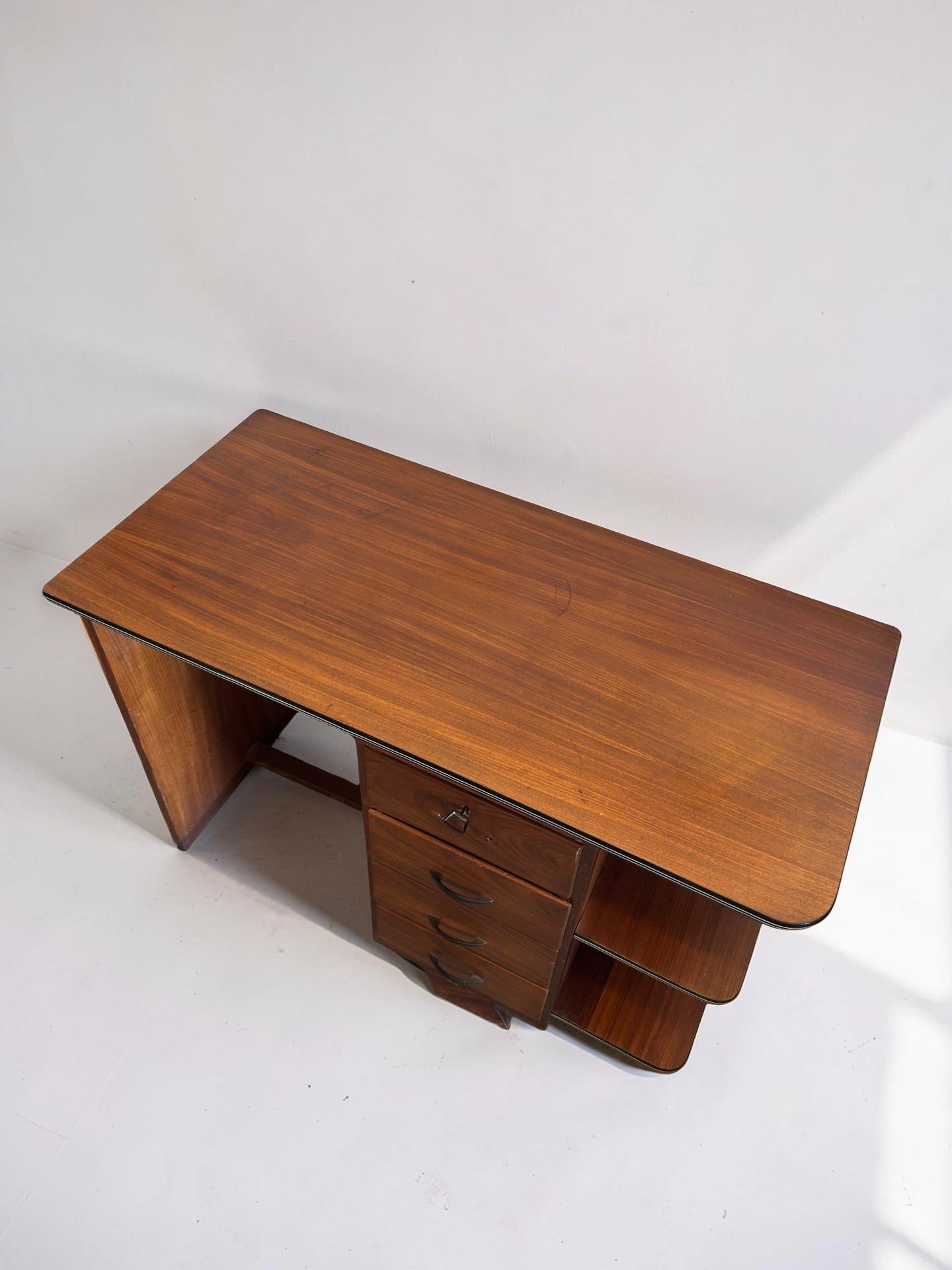 Vintage Art Deco bureau met lades en planken