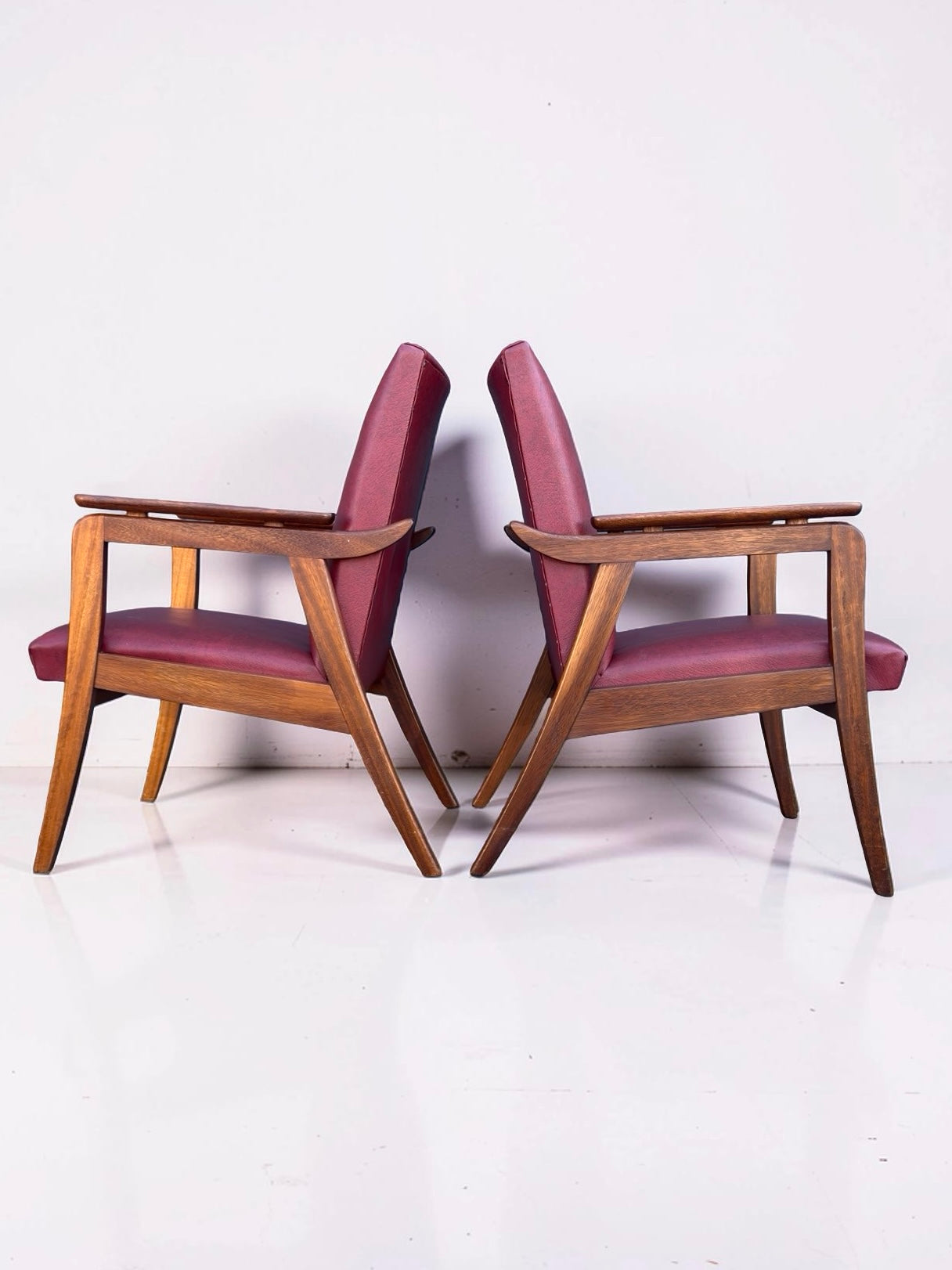 Set vintage design fauteuils – rood skai & teakhout (jaren ’60)
