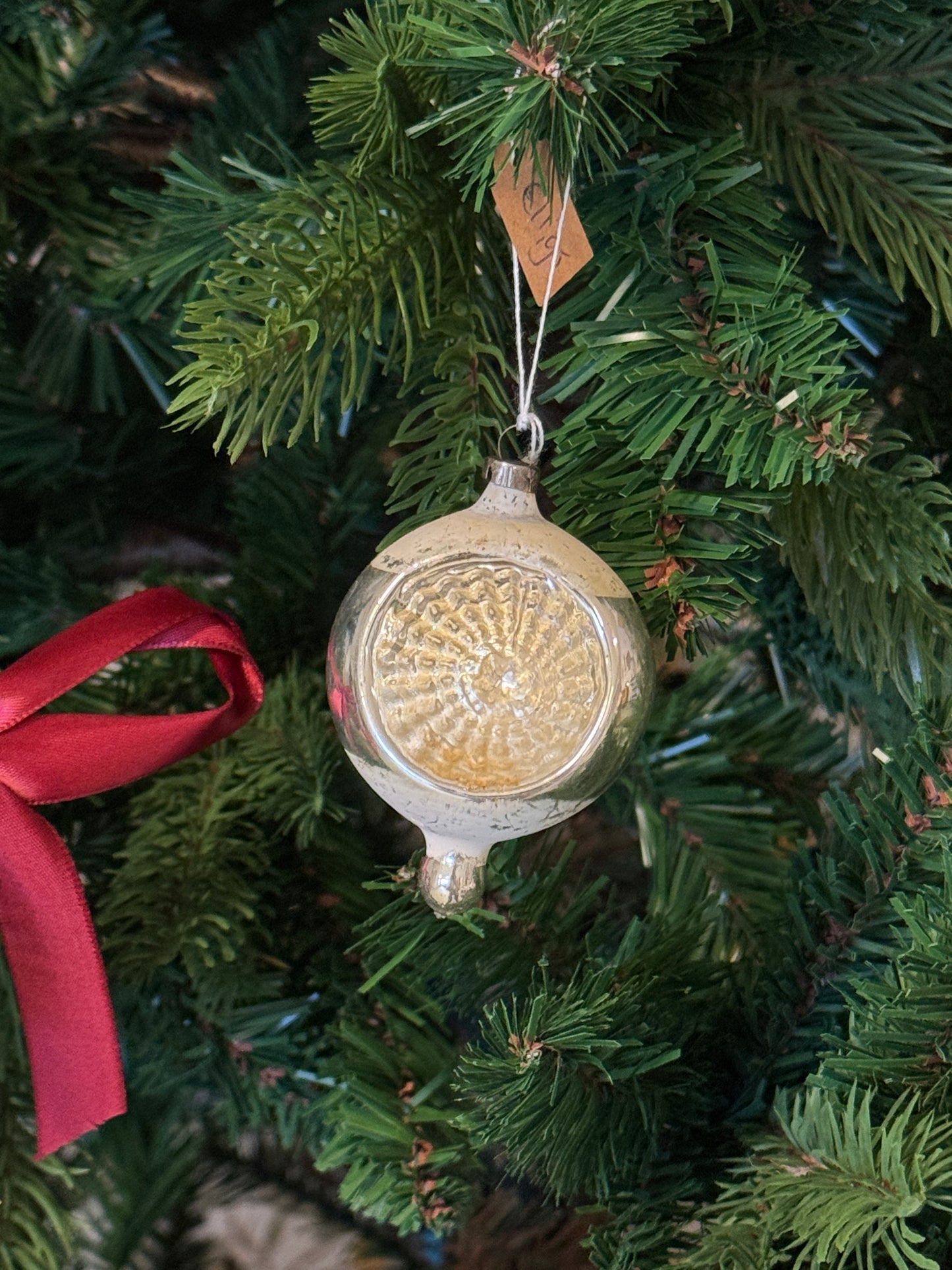 Antieke mondgeblazen deuk kerstbal met druppel