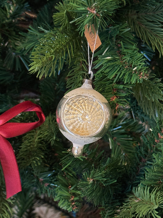 Antieke mondgeblazen deuk kerstbal met druppel