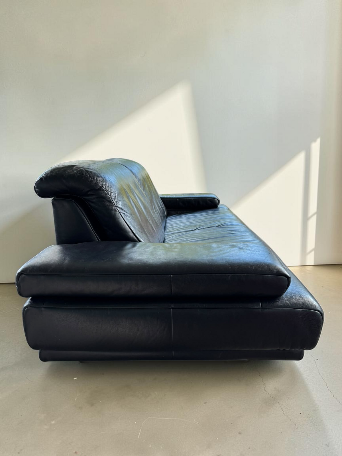 tessvintage Rolf Benz 6500 3-zitsbank in zwart leer met brede armleuningen en jaren 80 design