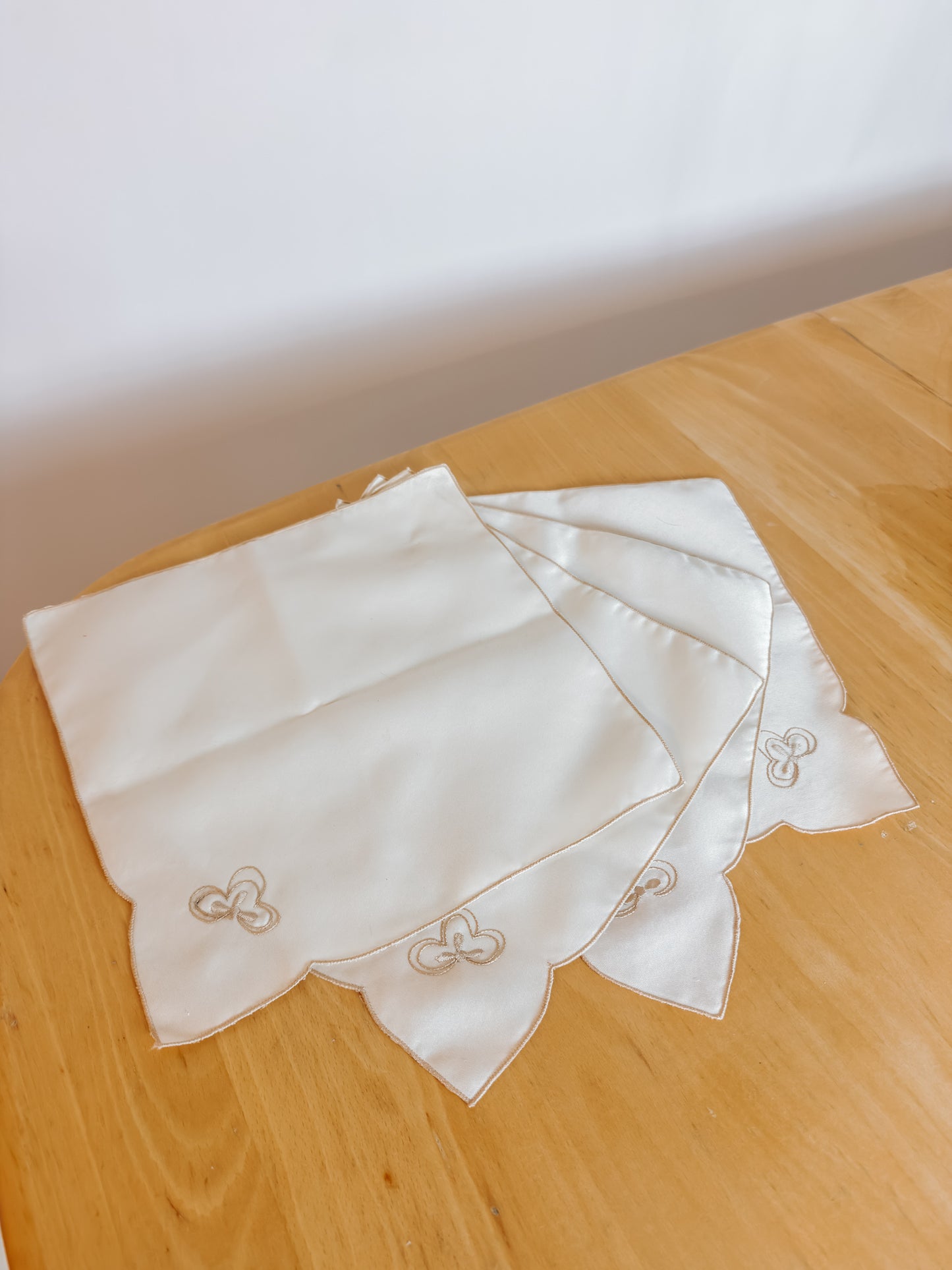 Set van 4 vintage witte satijnen servetten