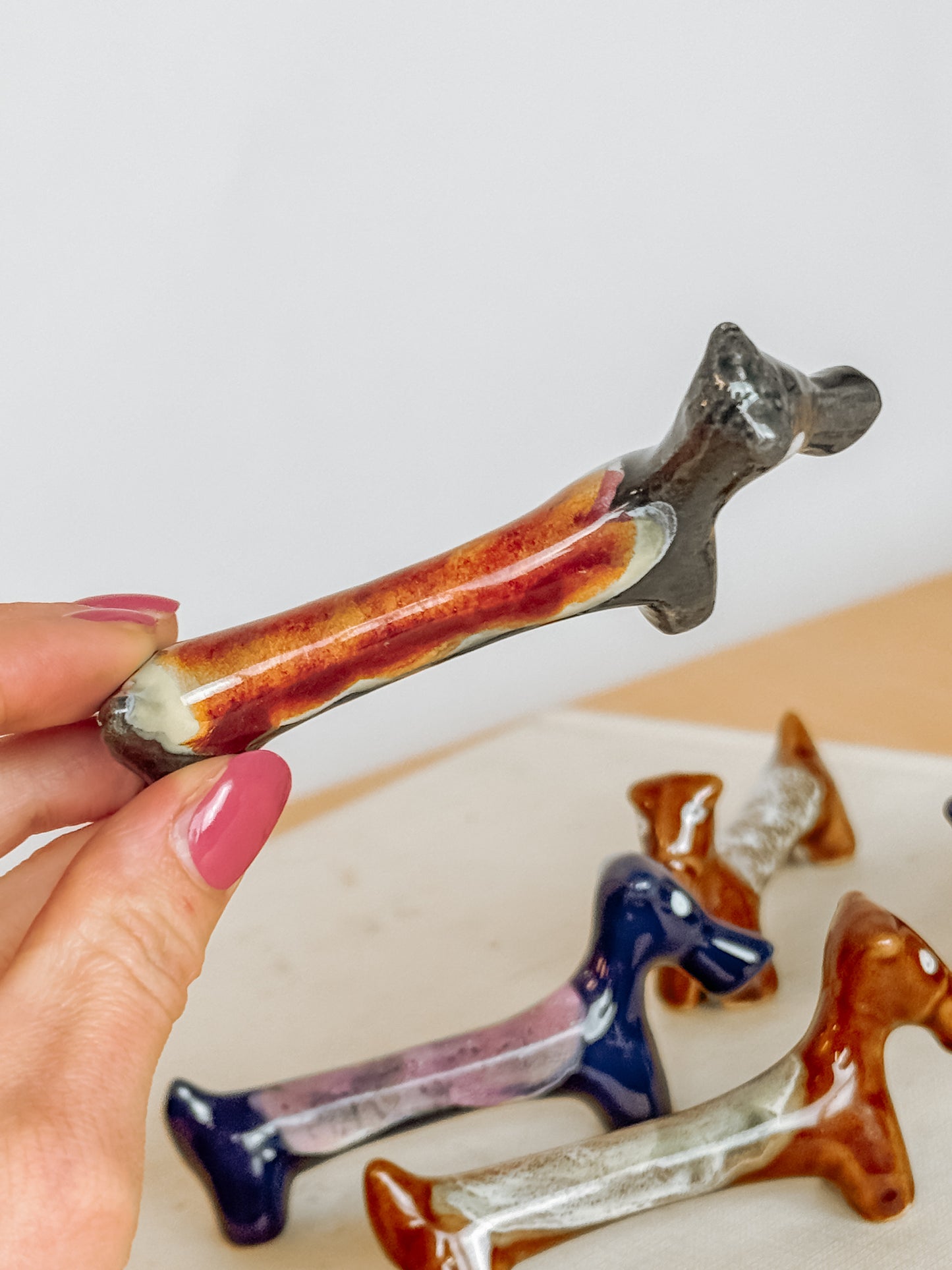 Set van 6 geglazuurde keramieken teckel messenleggers