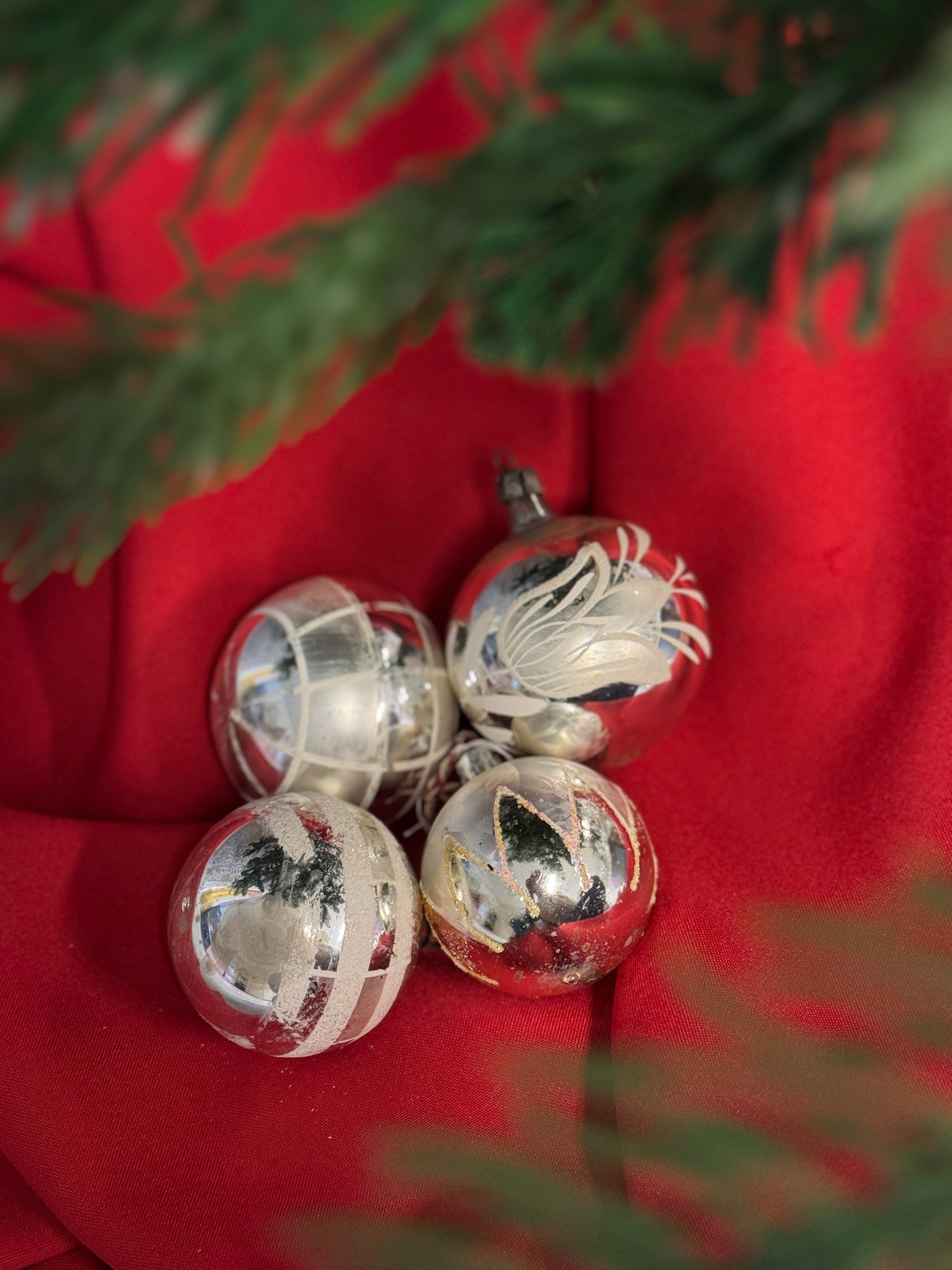 Set van 4 vintage mondgeblazen zilveren kerstballen