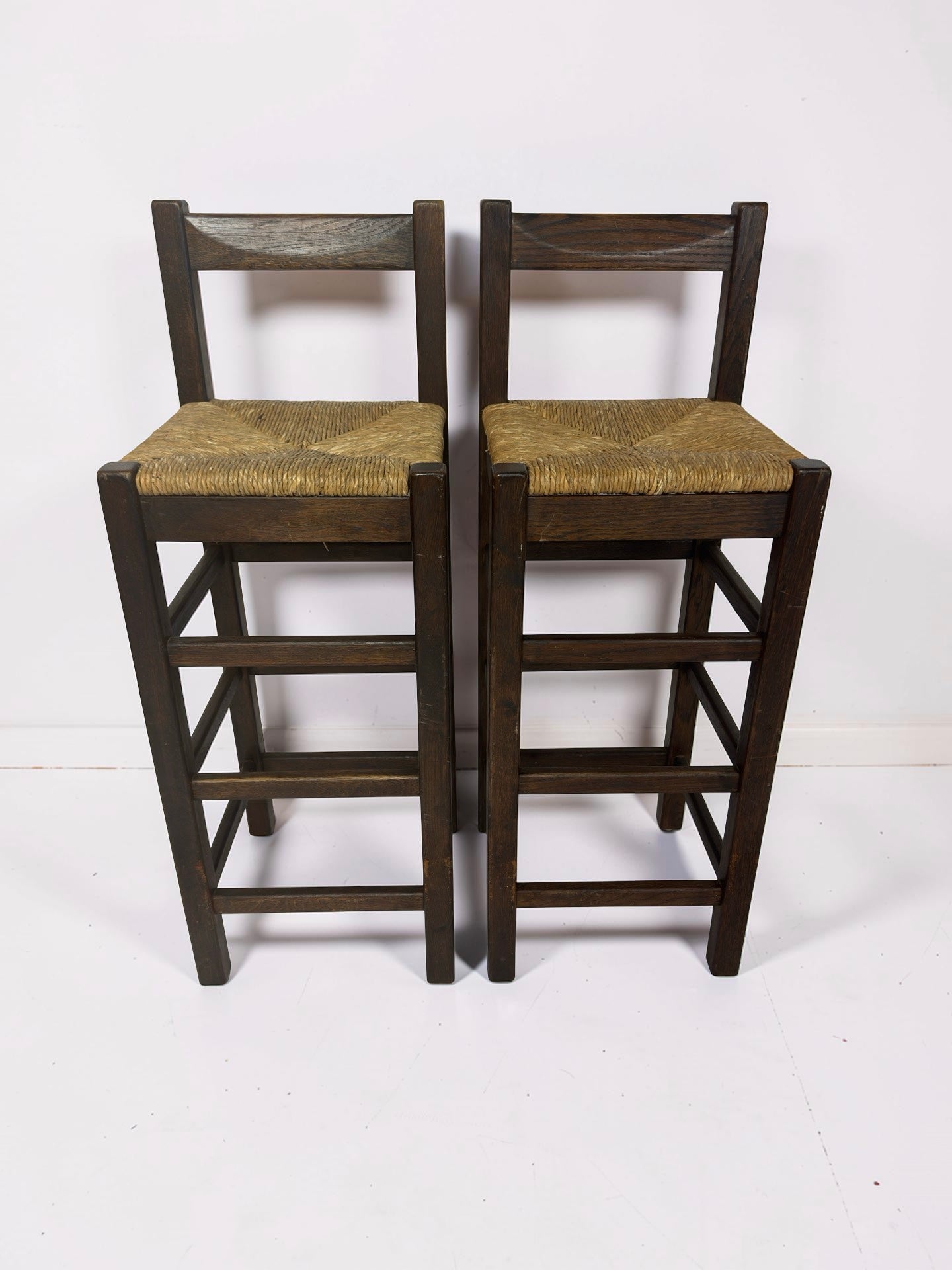 Set van 2 vintage houten barkrukken met biezen zitting