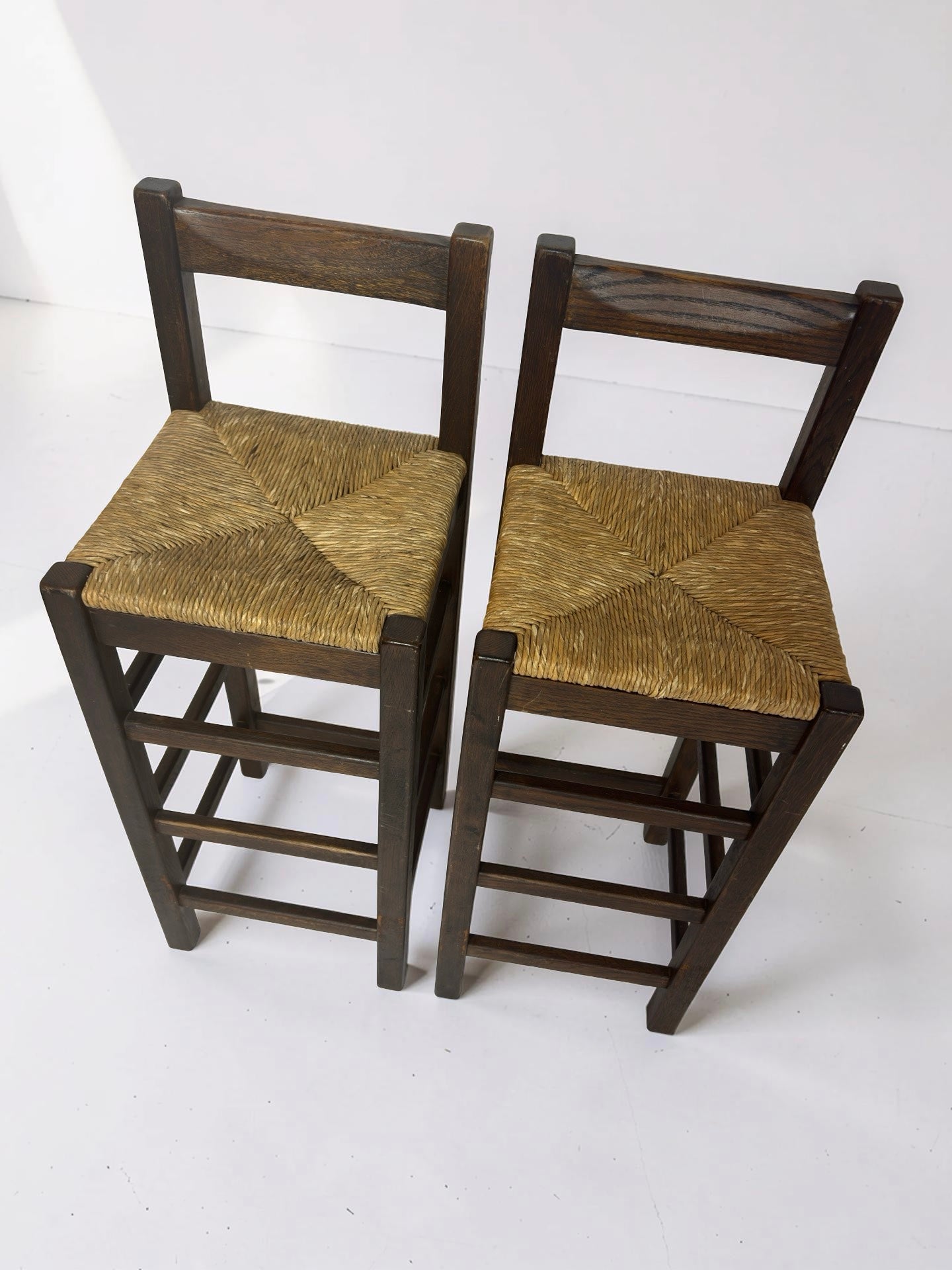 Set van 2 vintage houten barkrukken met biezen zitting