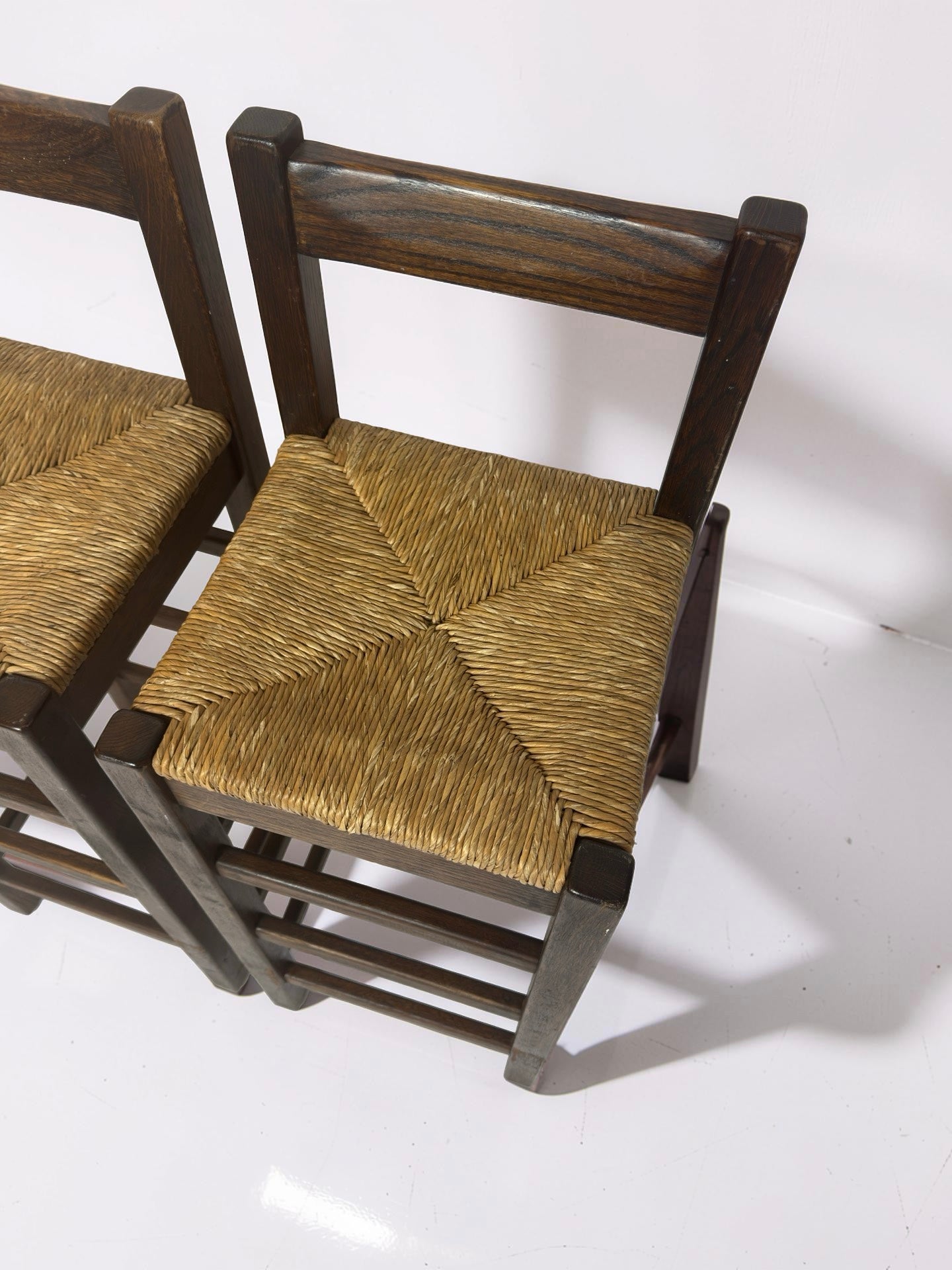 Set van 2 vintage houten barkrukken met biezen zitting