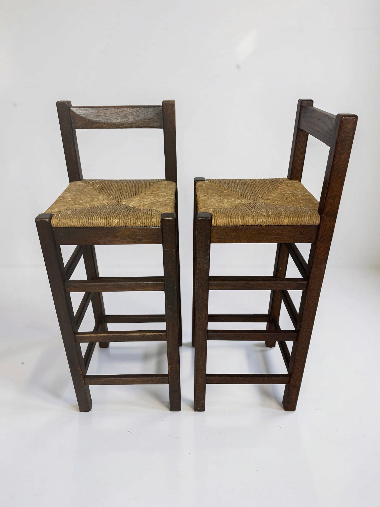 Set van 2 vintage houten barkrukken met biezen zitting