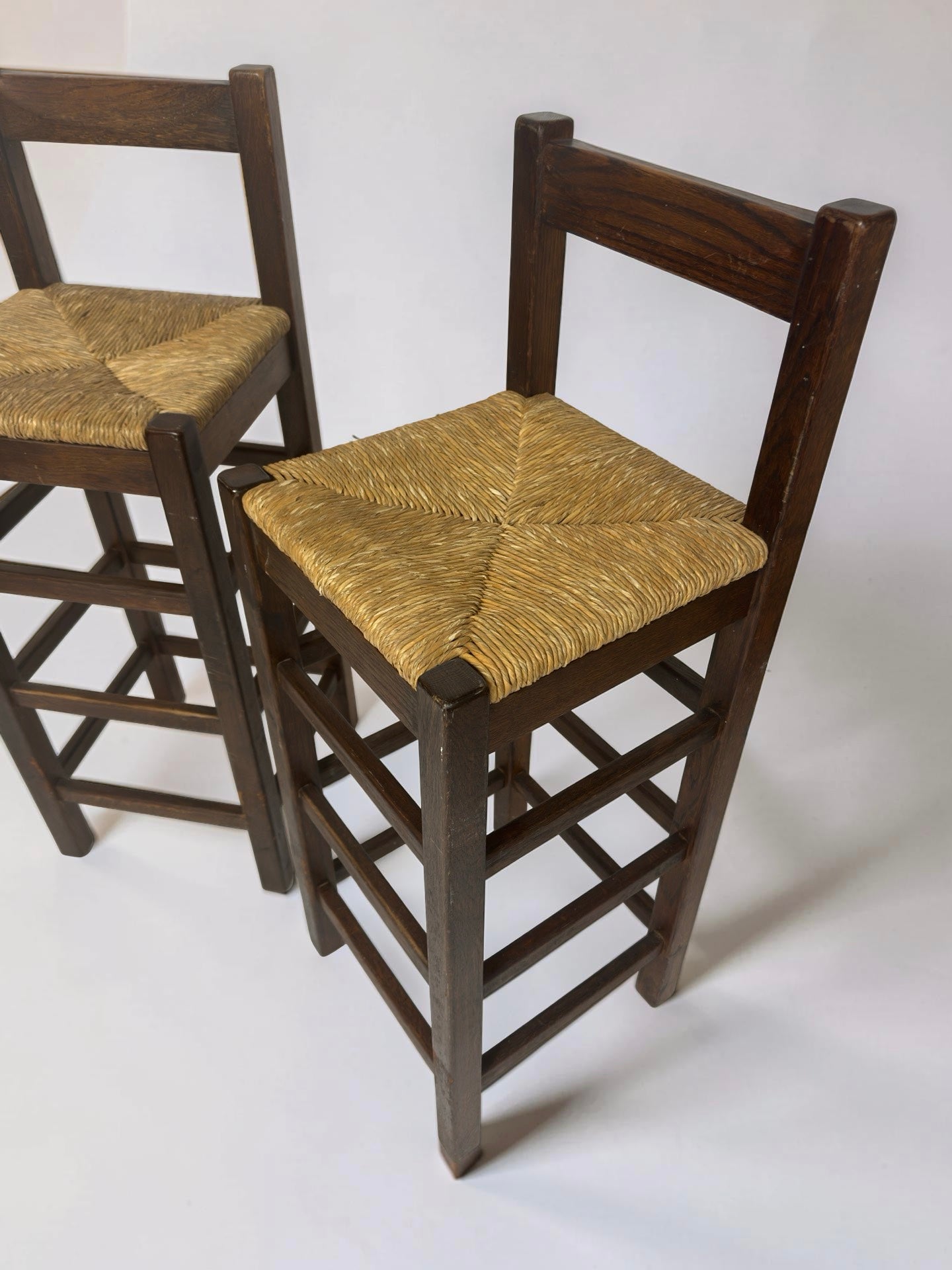Set van 2 vintage houten barkrukken met biezen zitting
