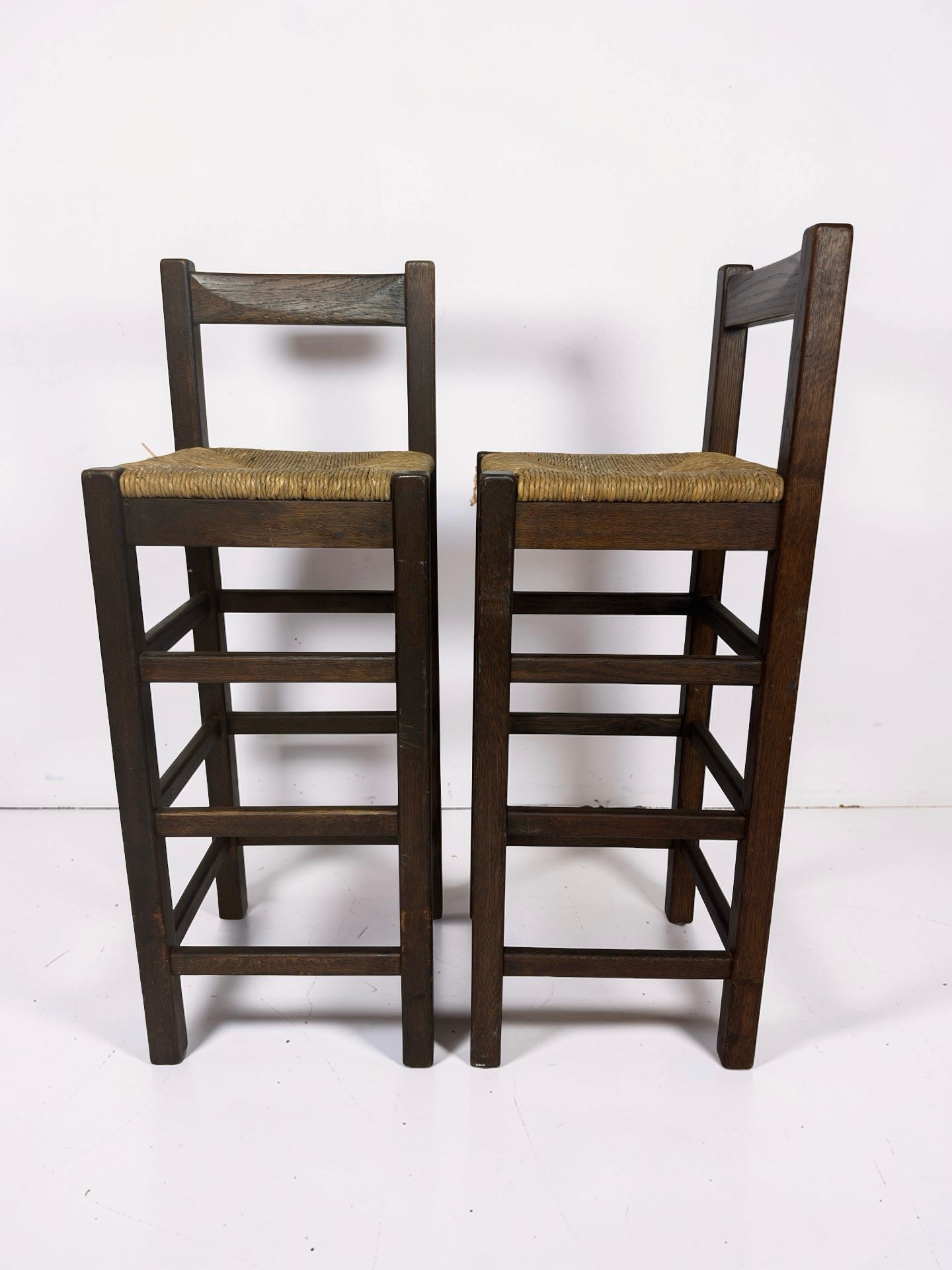 Set van 2 vintage houten barkrukken met biezen zitting
