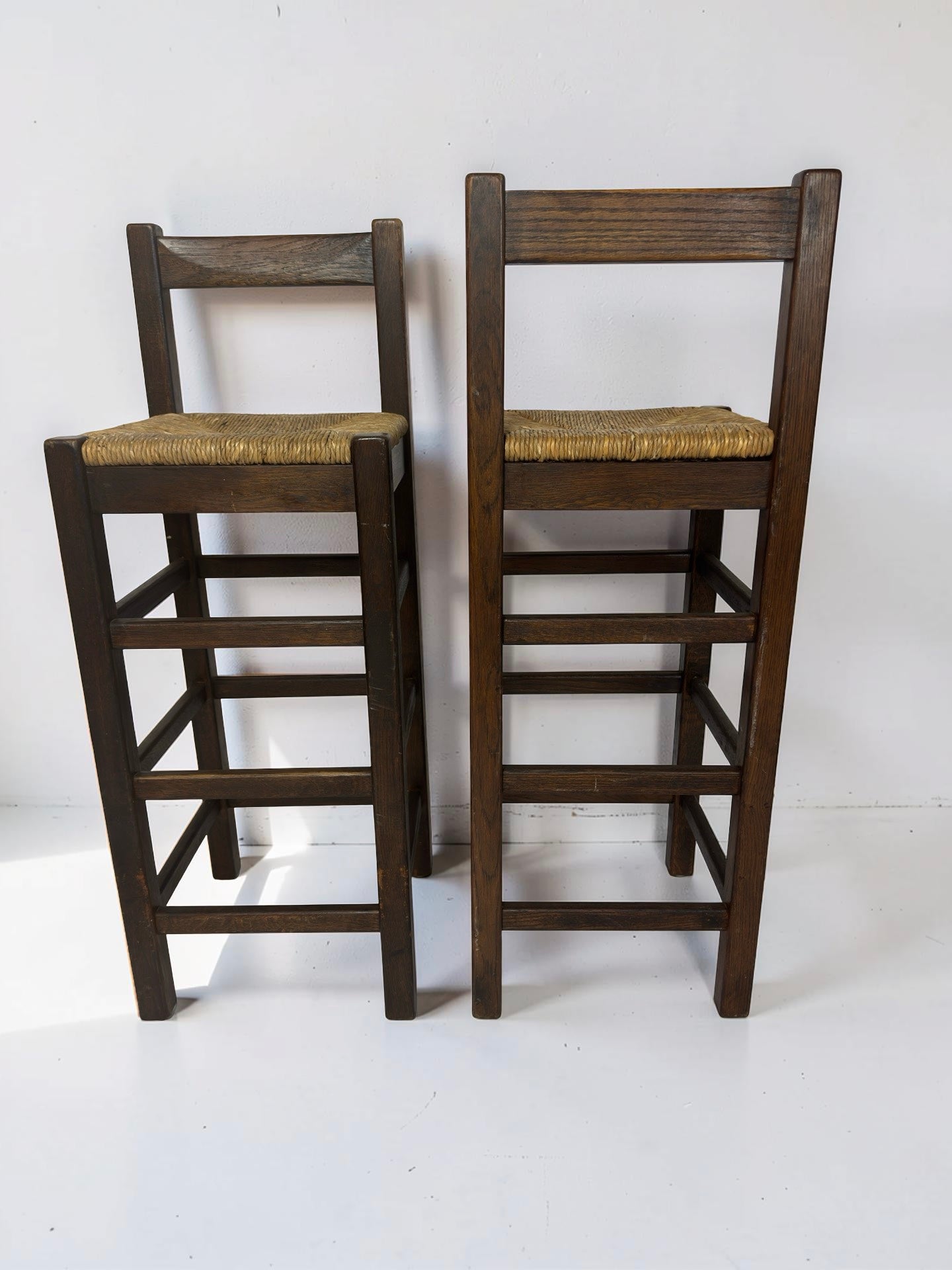 Set van 2 vintage houten barkrukken met biezen zitting