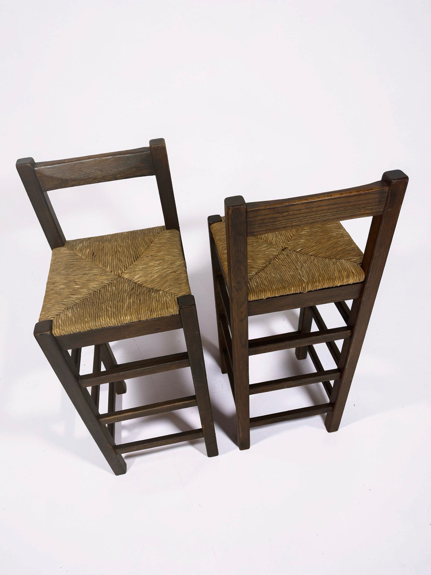 Set van 2 vintage houten barkrukken met biezen zitting