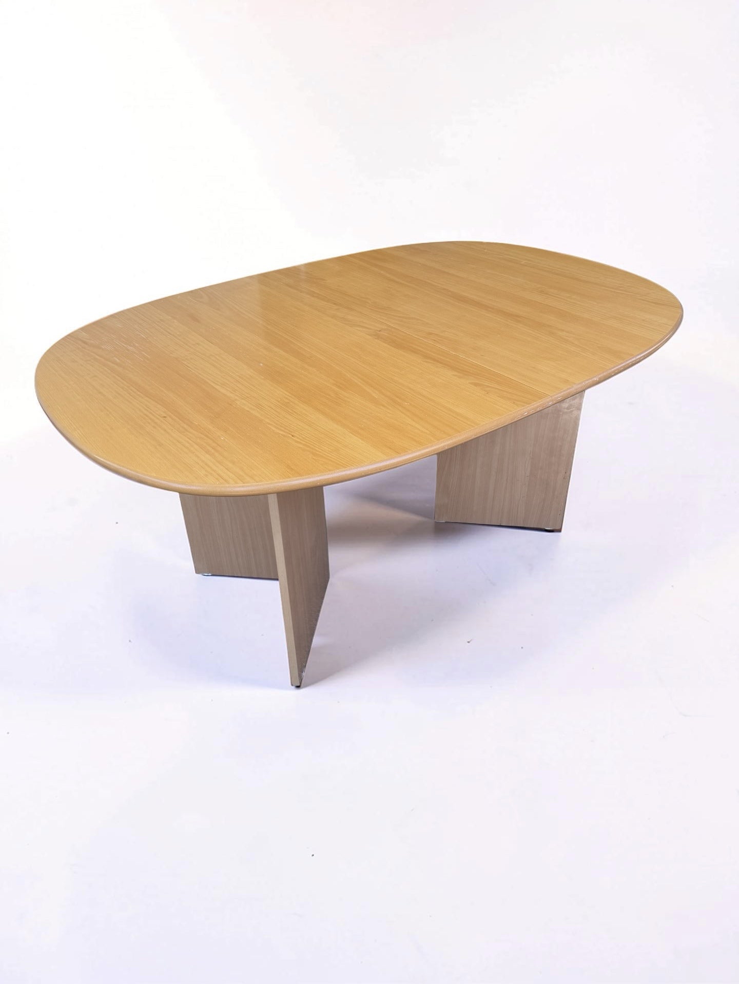 Deense verlengbare eettafel van licht massief hout met V-poten