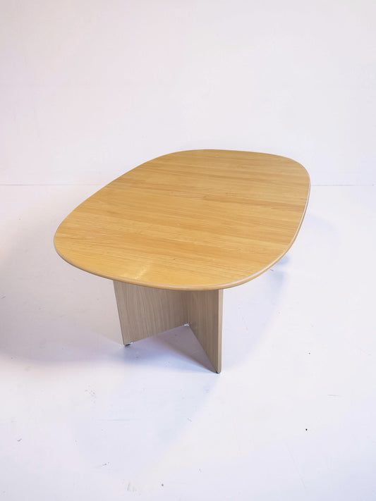 Deense verlengbare eettafel van licht massief hout met V-poten